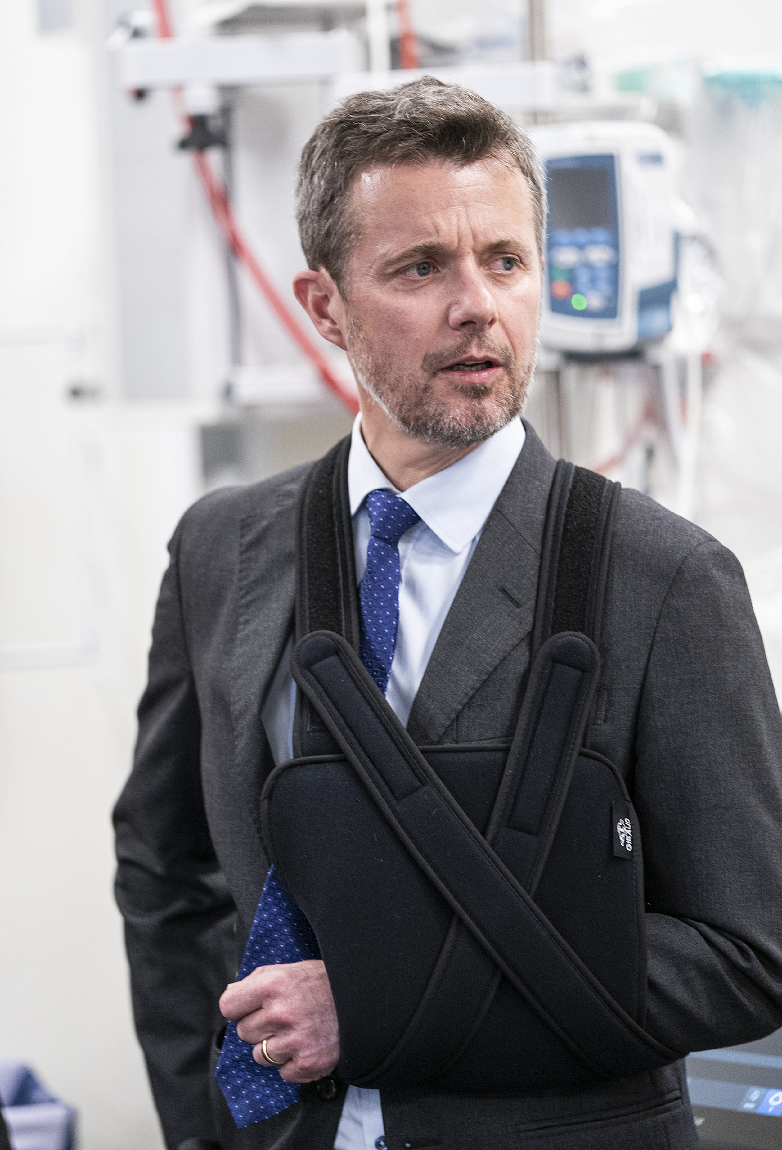 Frederik draagt een mitella na een kleine operatie aan zijn schouder.