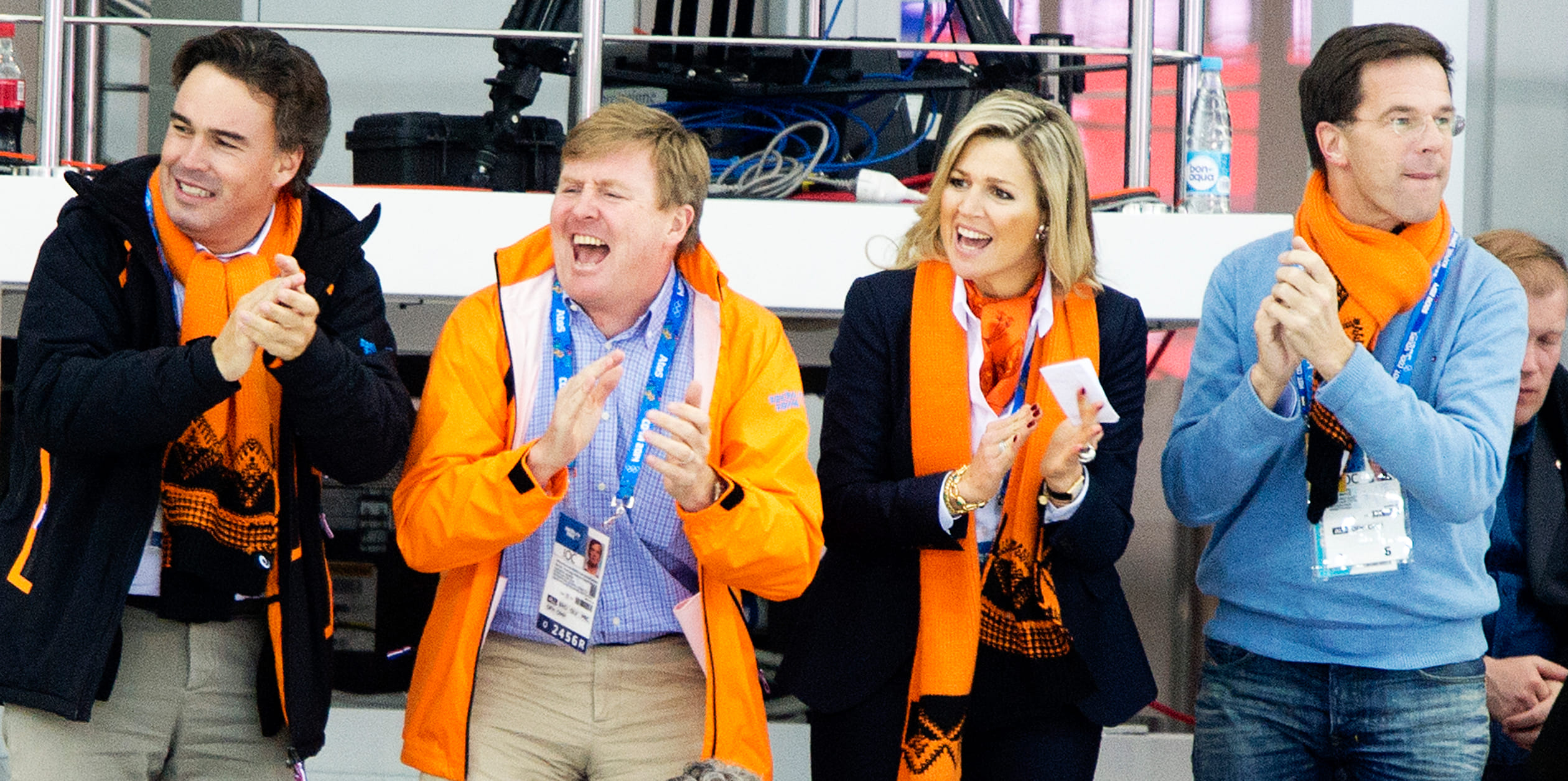 Koning Willem-Alexander en koningin Máxima moedigen Sven Kramer aan bij de Olympische Spelen in