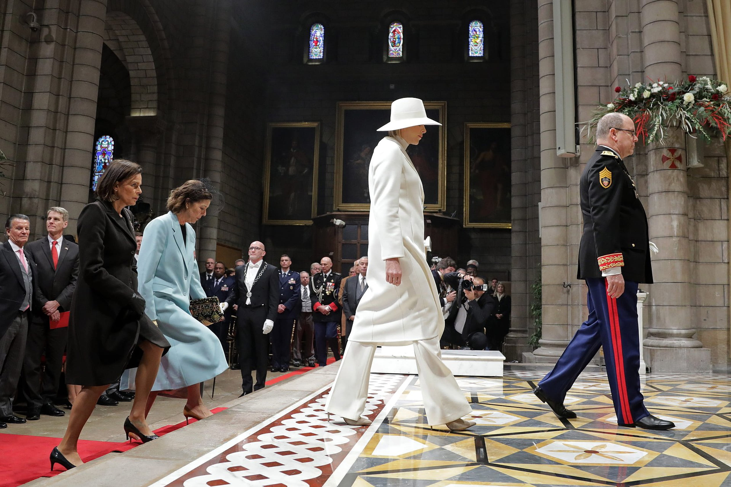 Albert en Charlène arriveren in 2019 samen met Caroline en Stephanie voor de traditionele mis.