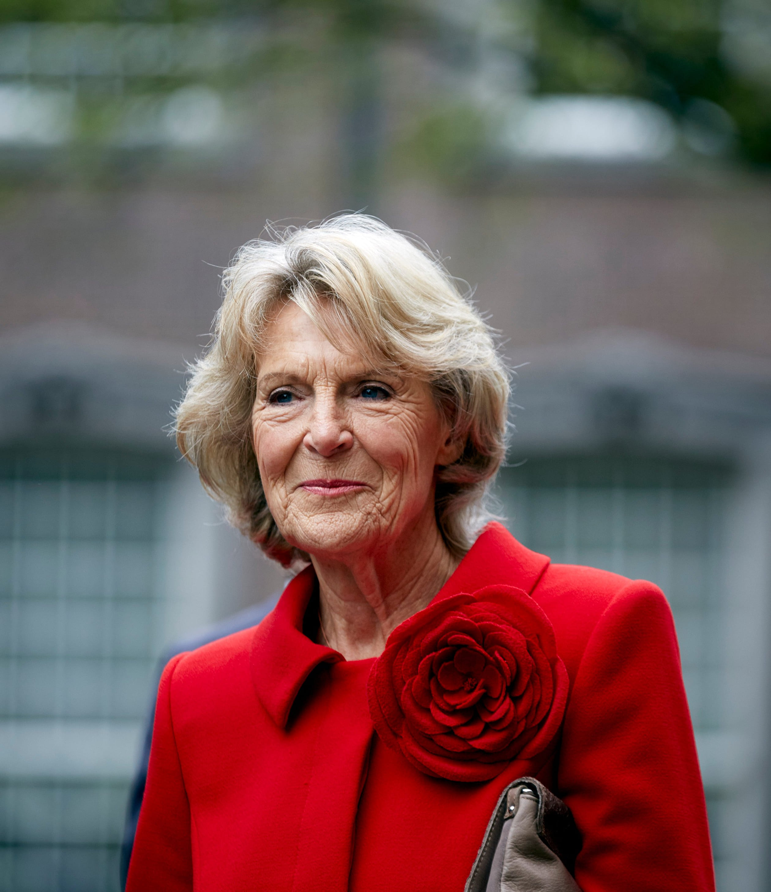 Prinses Irene zien we niet vaak in het openbaar. Deze mantel met rode roos staat haar beeldig.