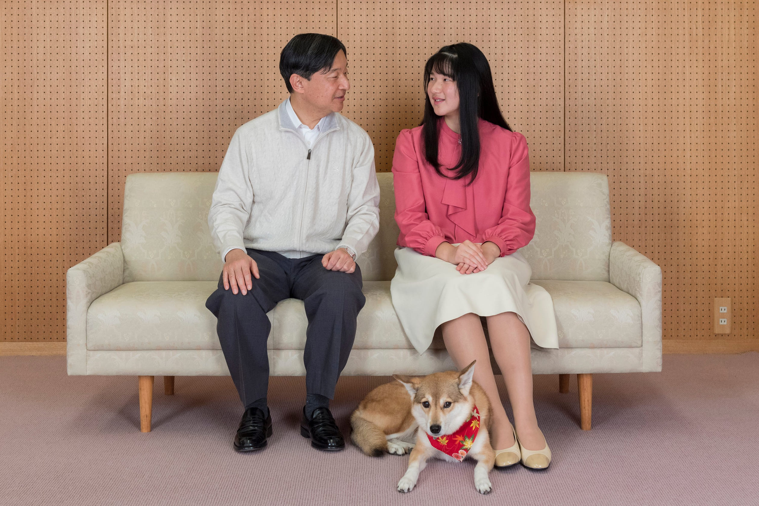 Keizer_Naruhito_en_prinses_Aiko_met_hond.jpg
