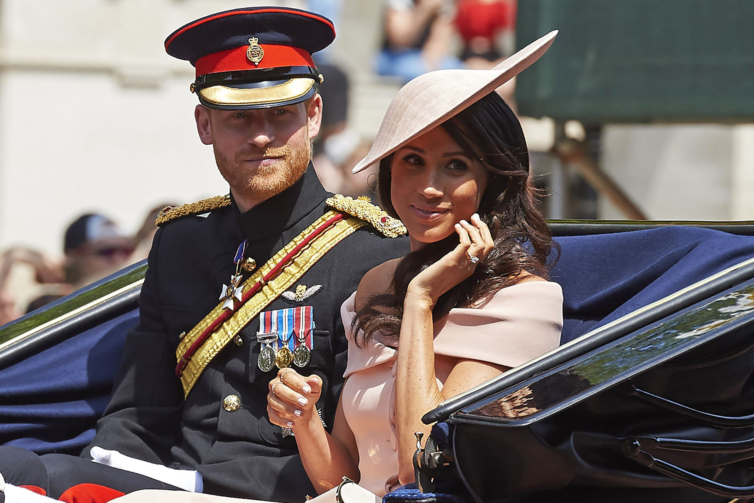 Hertogin_Meghan_en_prins_Harry_in_rijtuig_.jpg