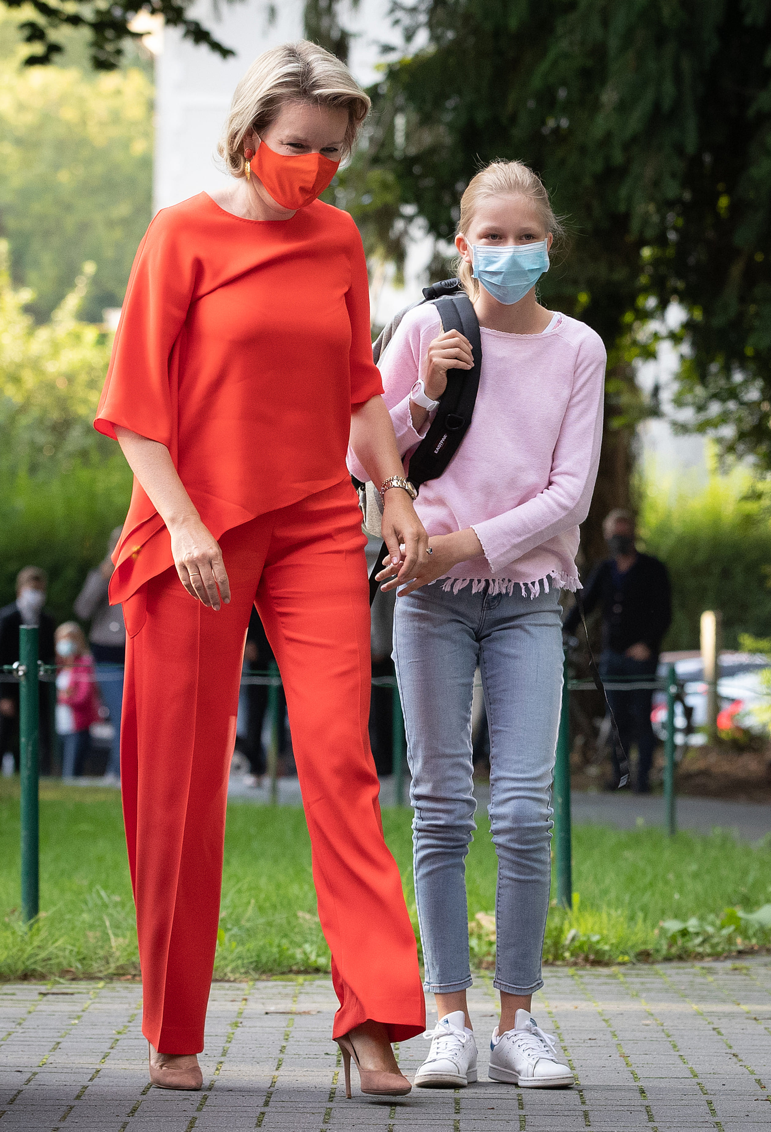Na de zomervakantie brengt een stijlvolle Mathilde, gekleed in een asymmetrische top met bijpassende