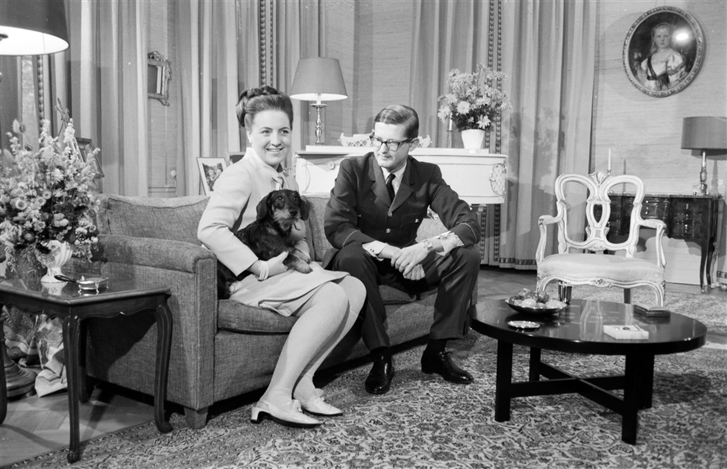 Prinses Margriet en Pieter van Vollenhoven poseren in 1967 in hun woning, Paleis Het Loo.