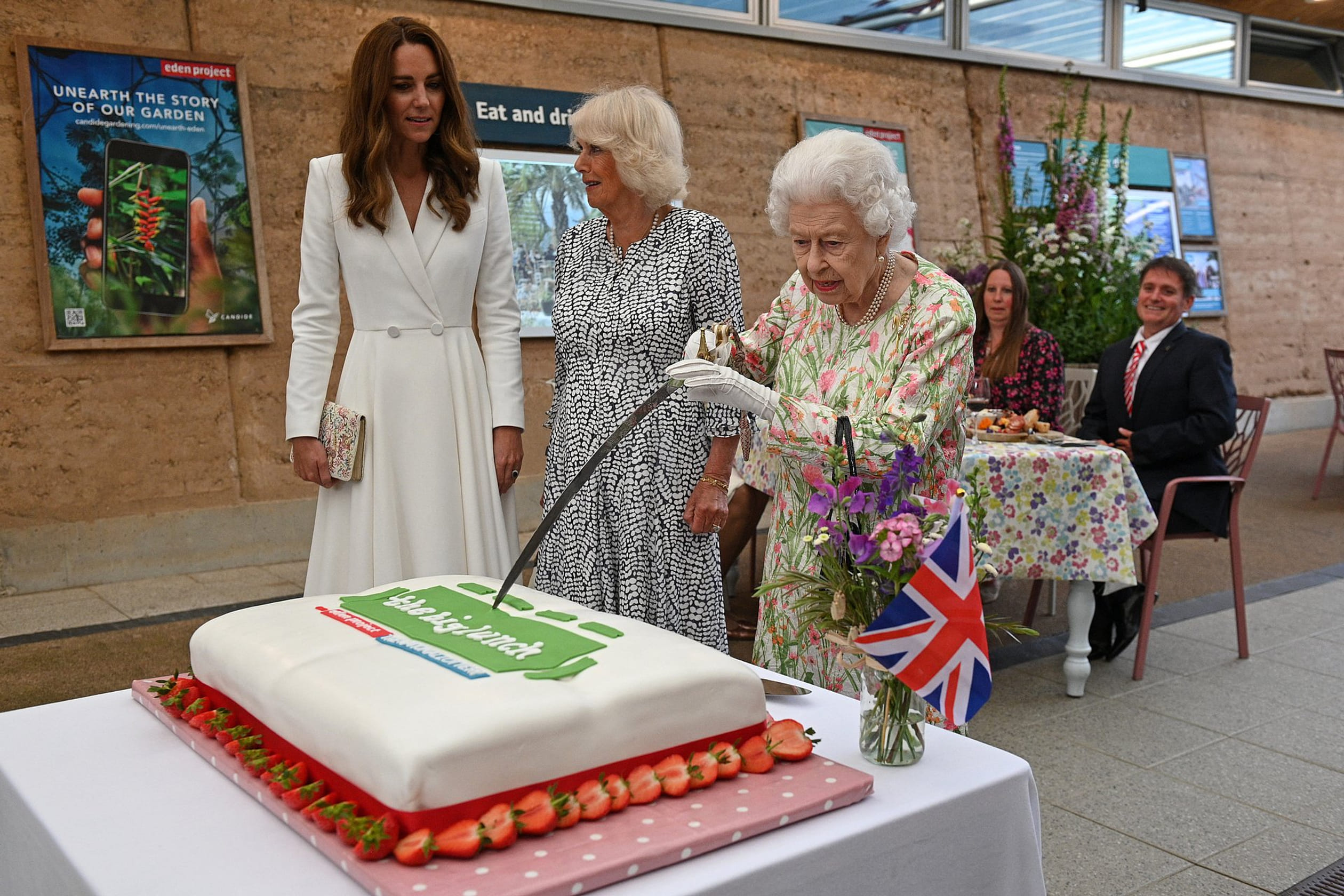 Elizabeth_snijdt_taart_aan_met_zwaard.jpg