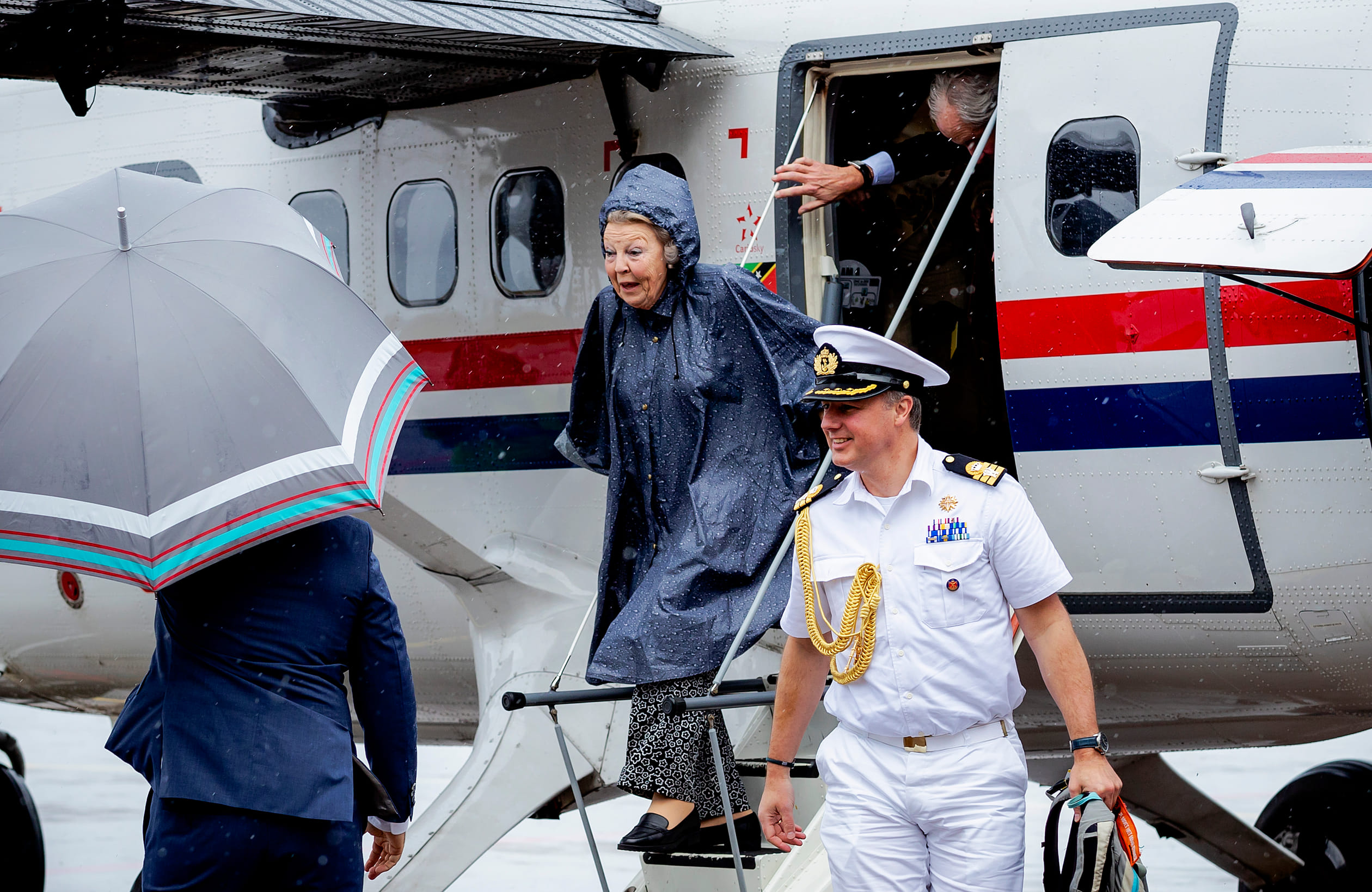 Beatrix kwam, met poncho en al, aan op het regenachtige Saba.