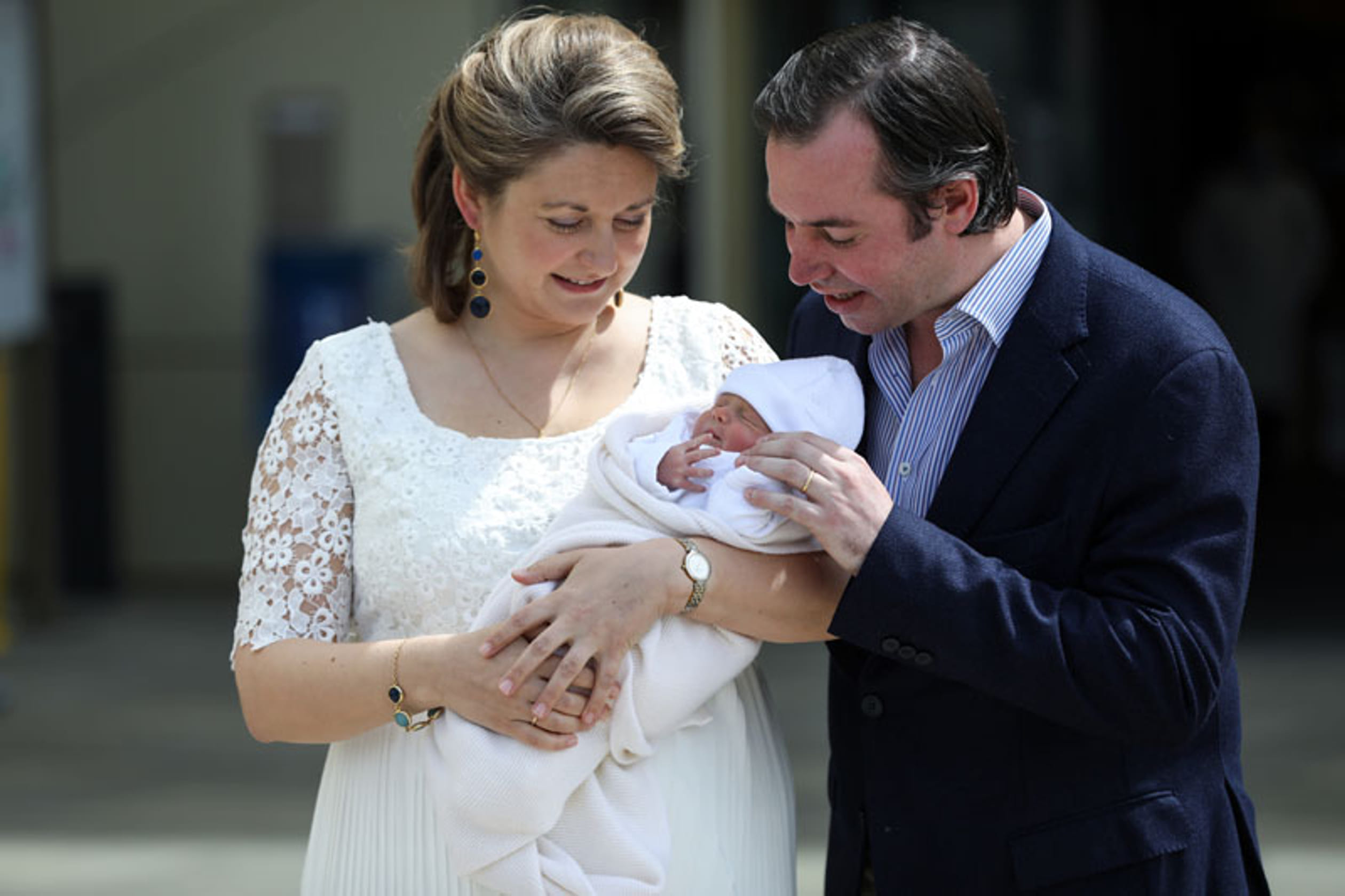 Stephanie_en_baby_Charles_verlaten_ziekenhuis_5.jpg