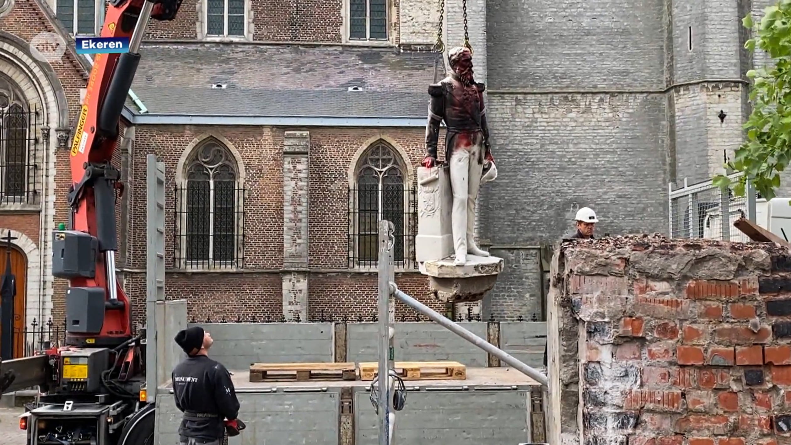 Standbeeld_Leopold_II_verwijderden_2.jpg