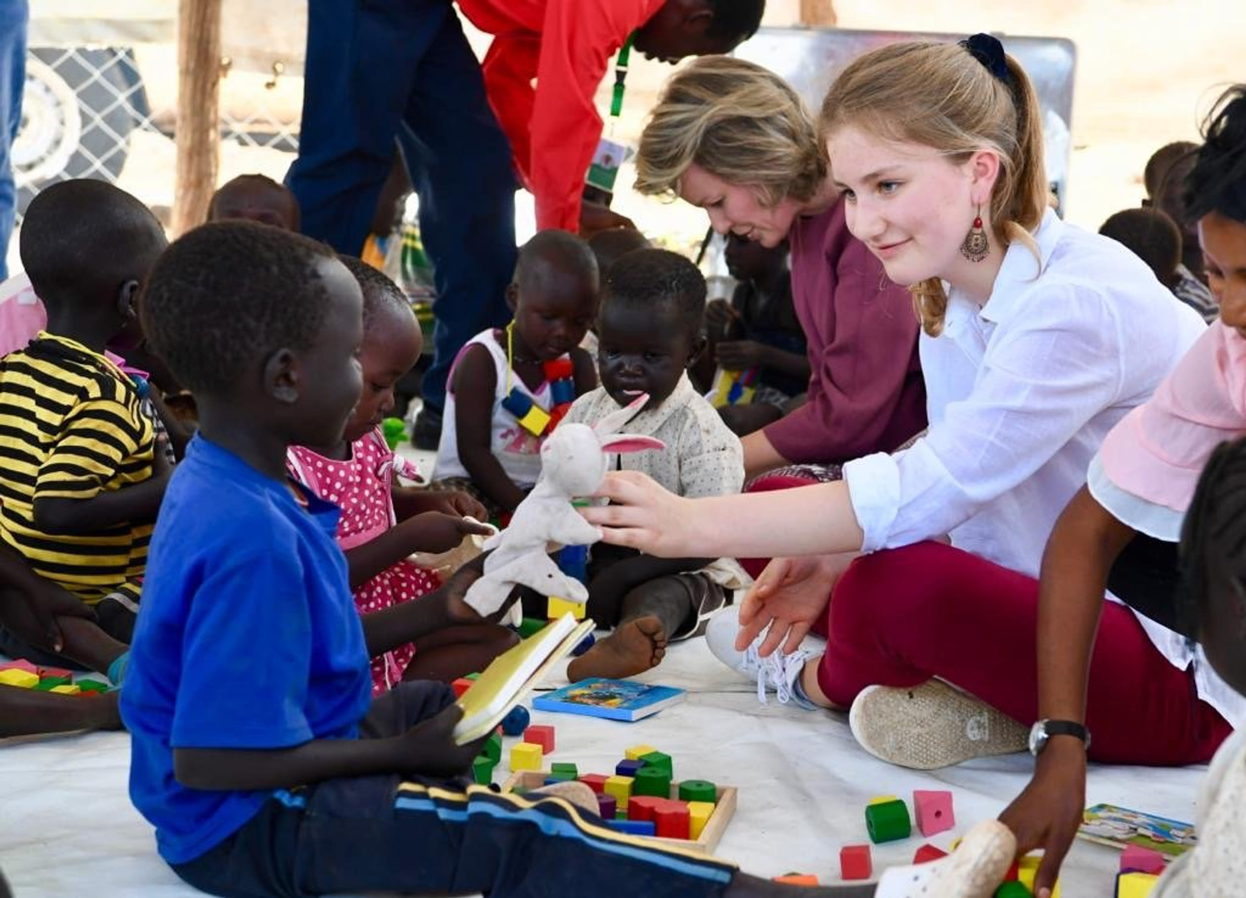 Koningin_Mathilde_en_prinses_Elisabeth_reis_Kenia_4.JPG