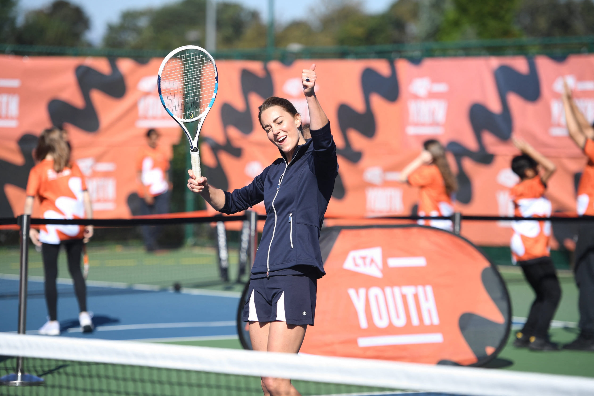 Hertogin_Catherine_juichend_op_tennisbaan.jpg