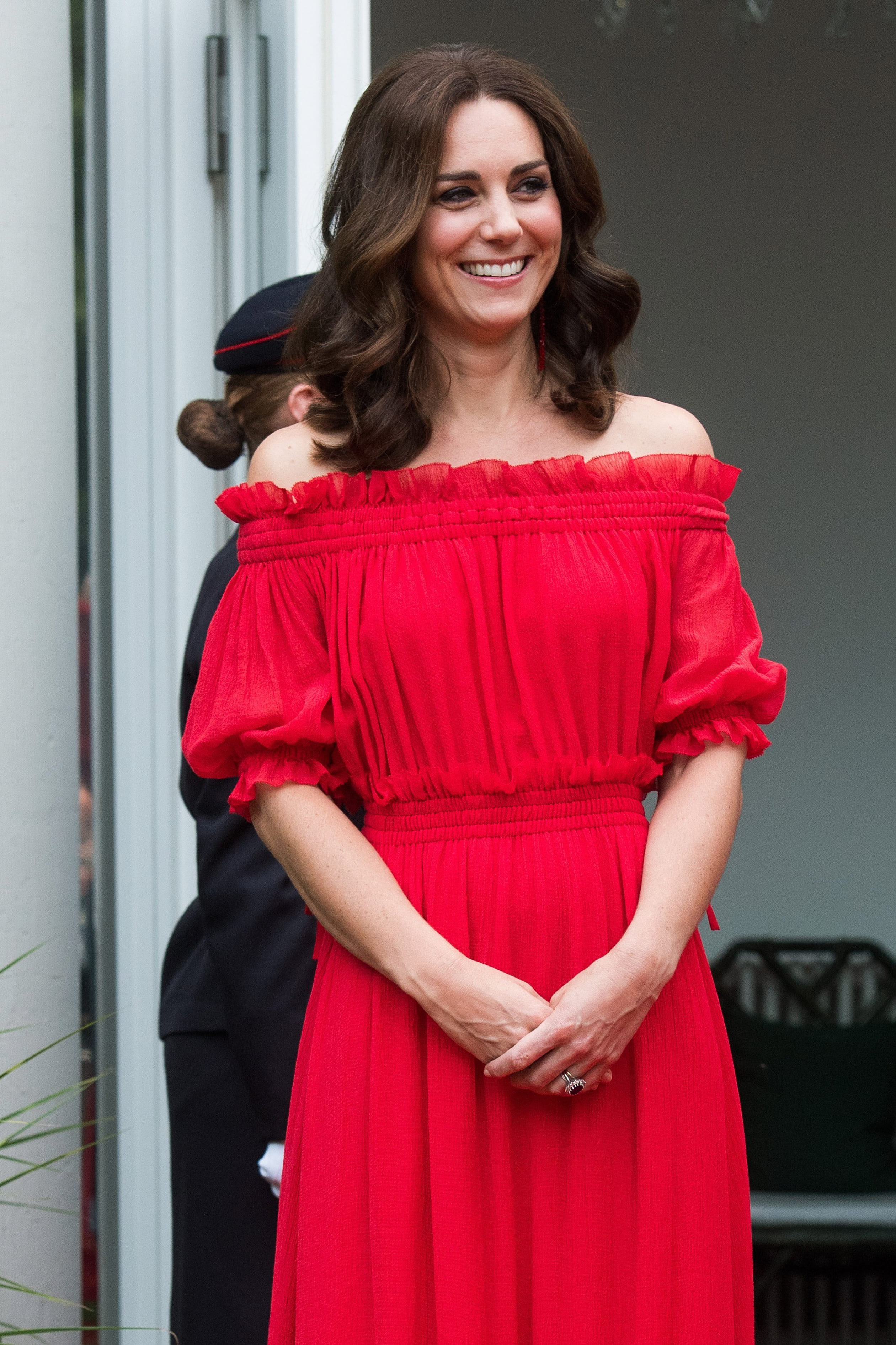 Voor een feestelijke receptie in de tuin van de Britse ambassade in Berlijn kiest Catherine voor een