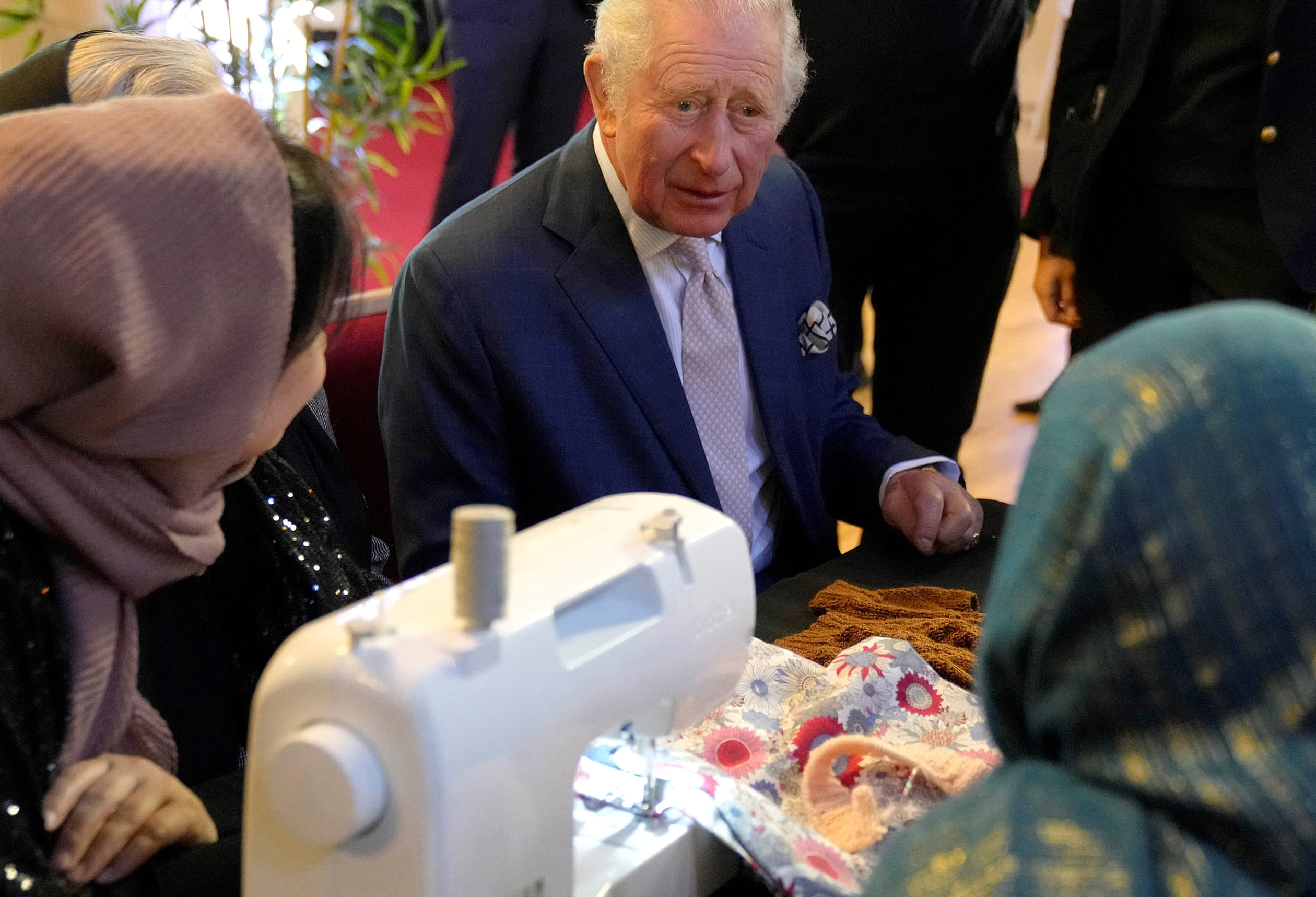 Prins_Charles_praat_met_vluchtelingen.jpg