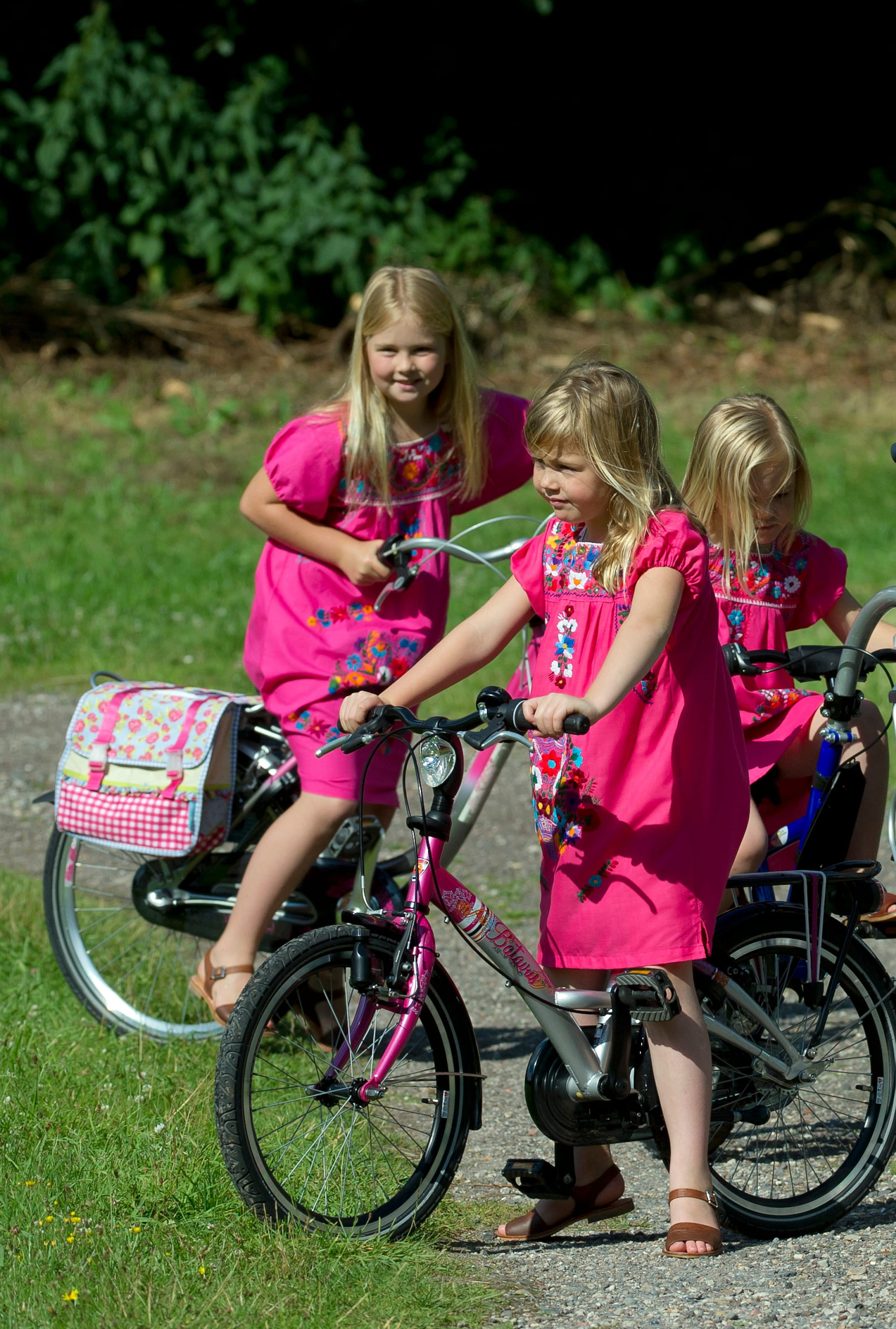 De prinsessen (van links naar rechts) Amalia, Alexia en Ariane tijdens de jaarlijkse fotosessie in
