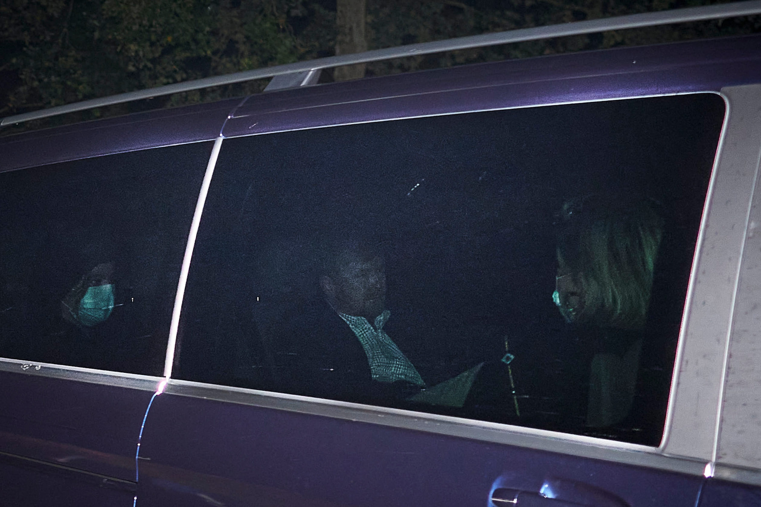 De auto met de koning en zijn gezin arriveert bij paleis Huis ten Bosch.