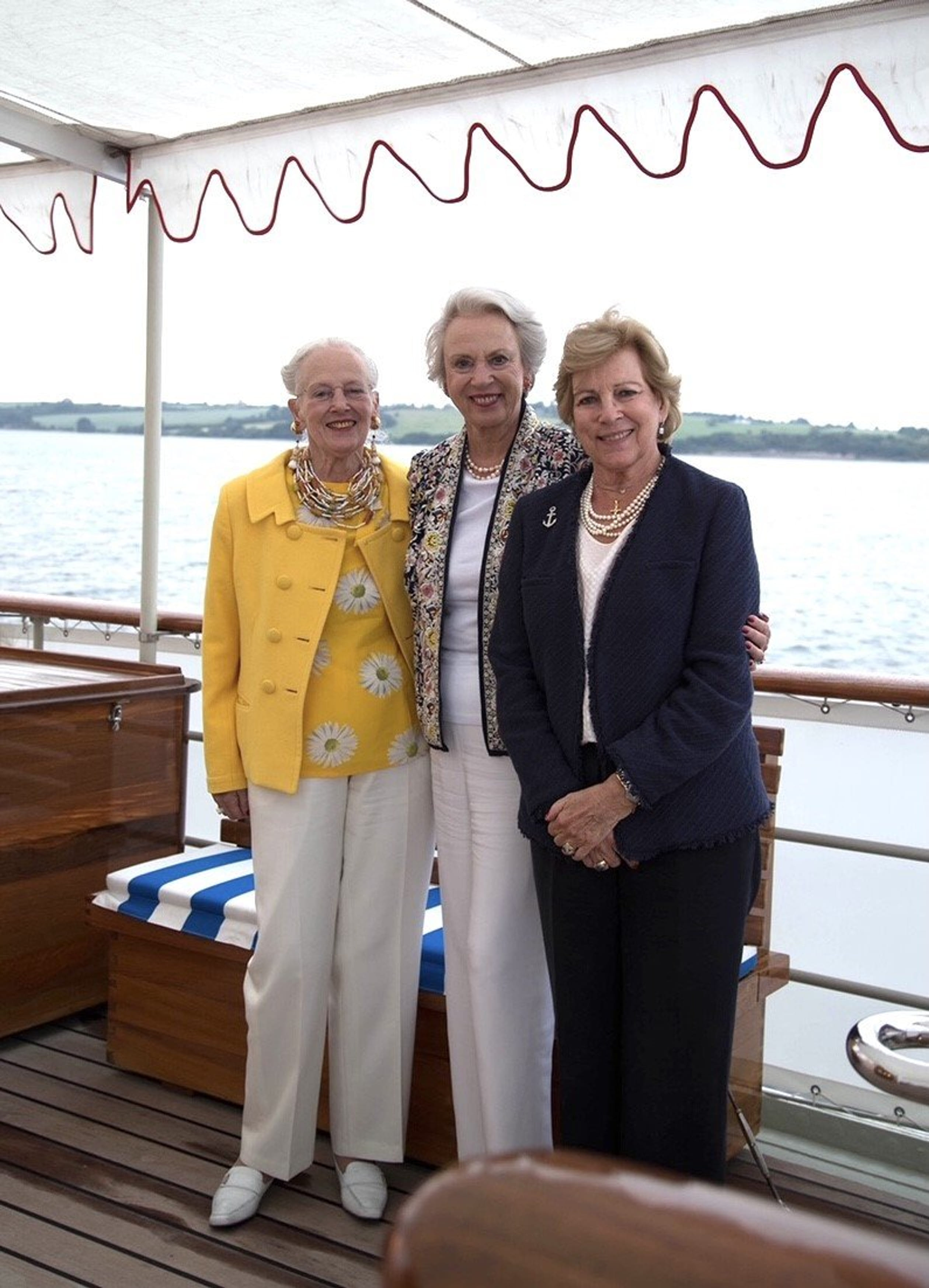Koningin_Margrethe_zussen_Dannebrog.jpeg
