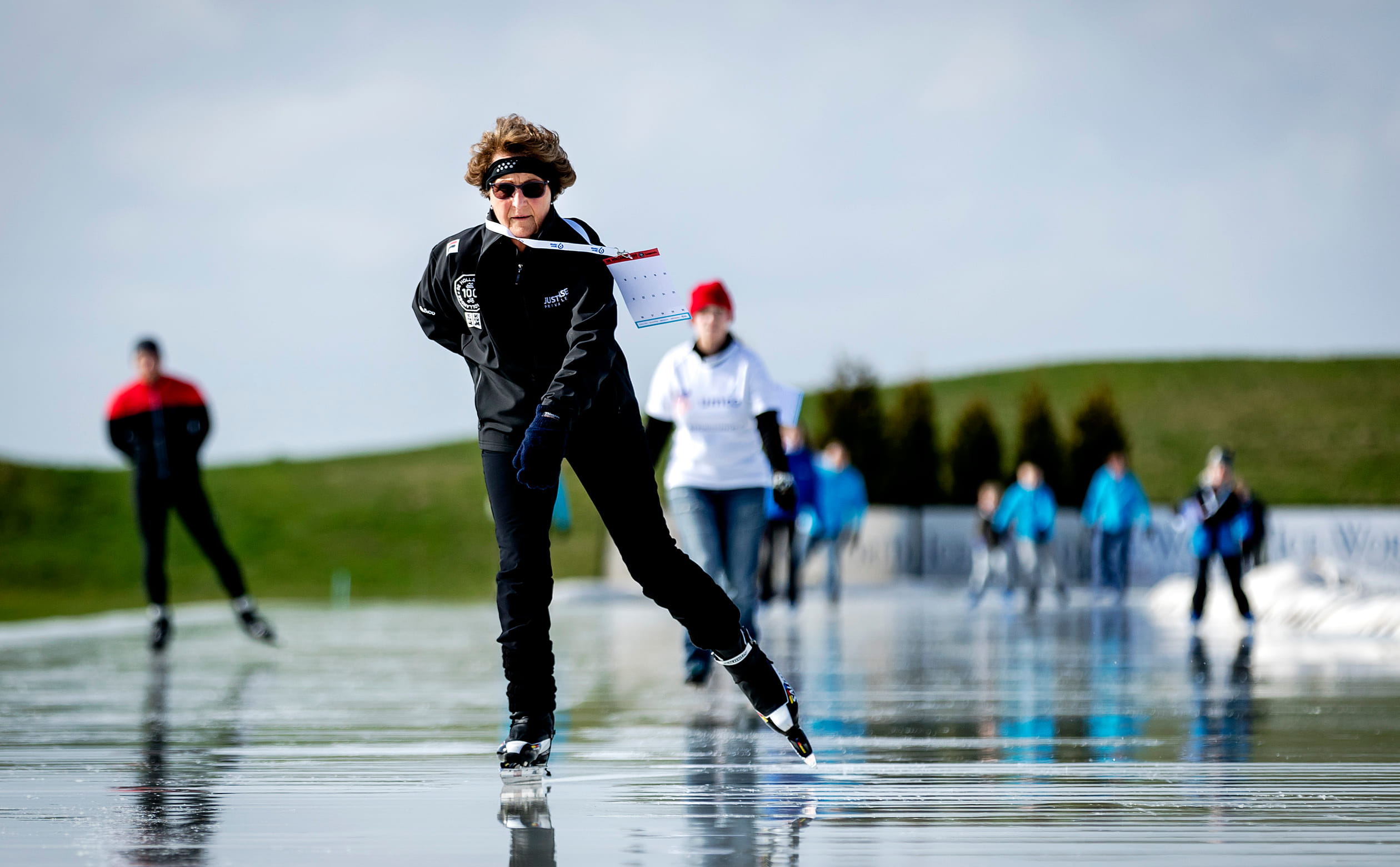 2017: Prinses Margriet tijdens De Hollandse 100 op FlevOnice, een sportief evenement ter