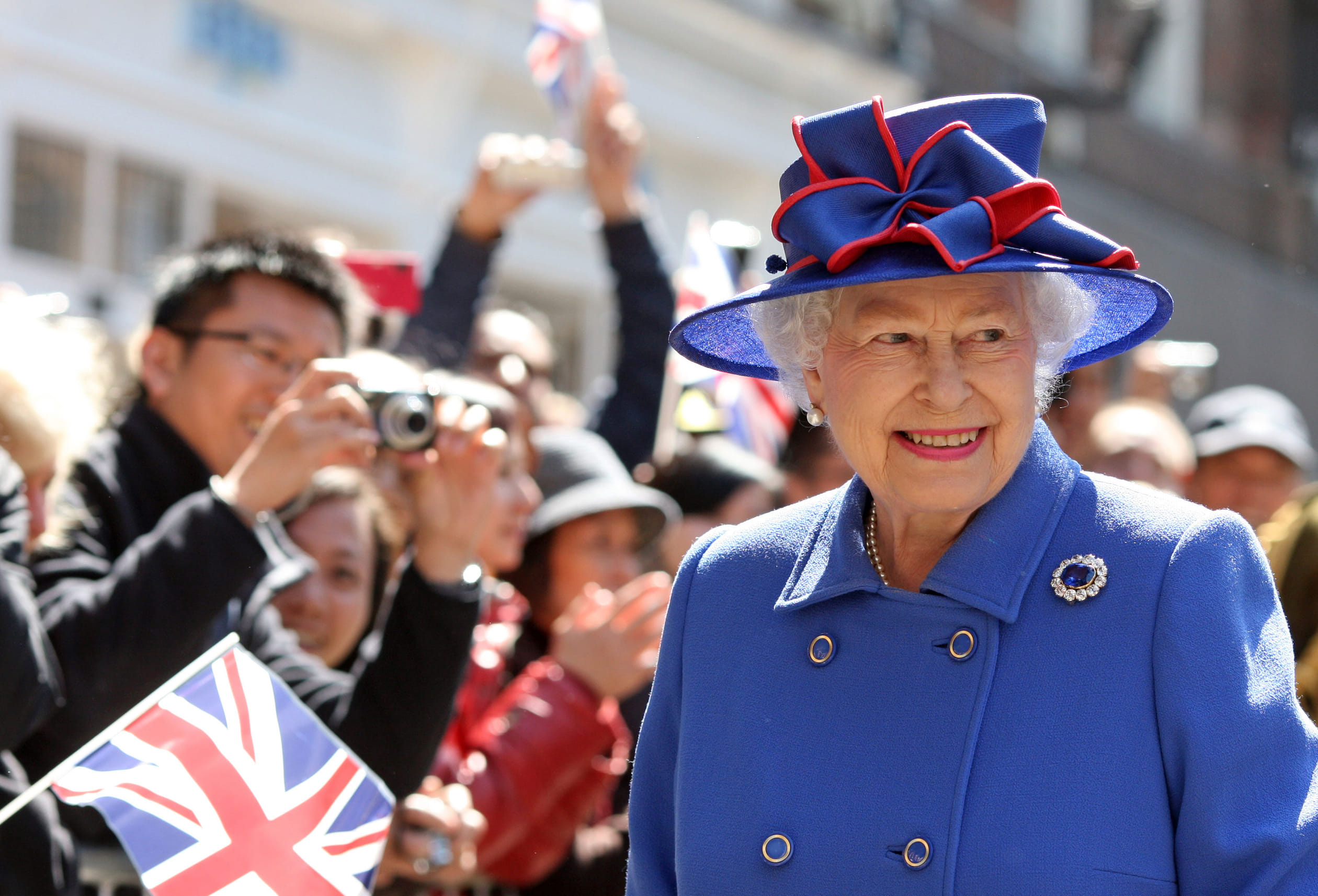 Koningin_elizabeth_publiek_blauwe_hoed.jpg