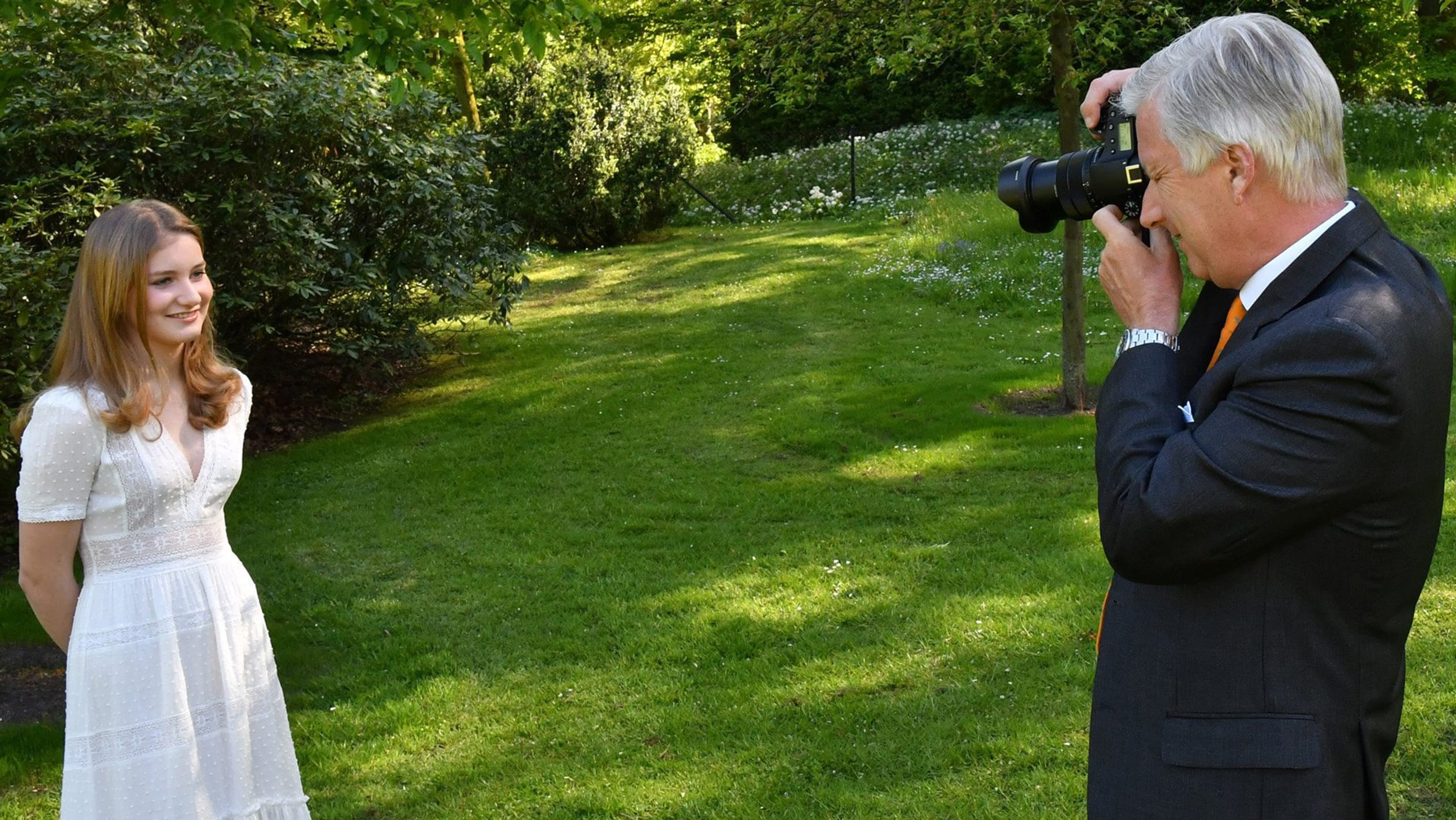 Koning Filip fotografeert zijn dochter prinses Elisabeth.