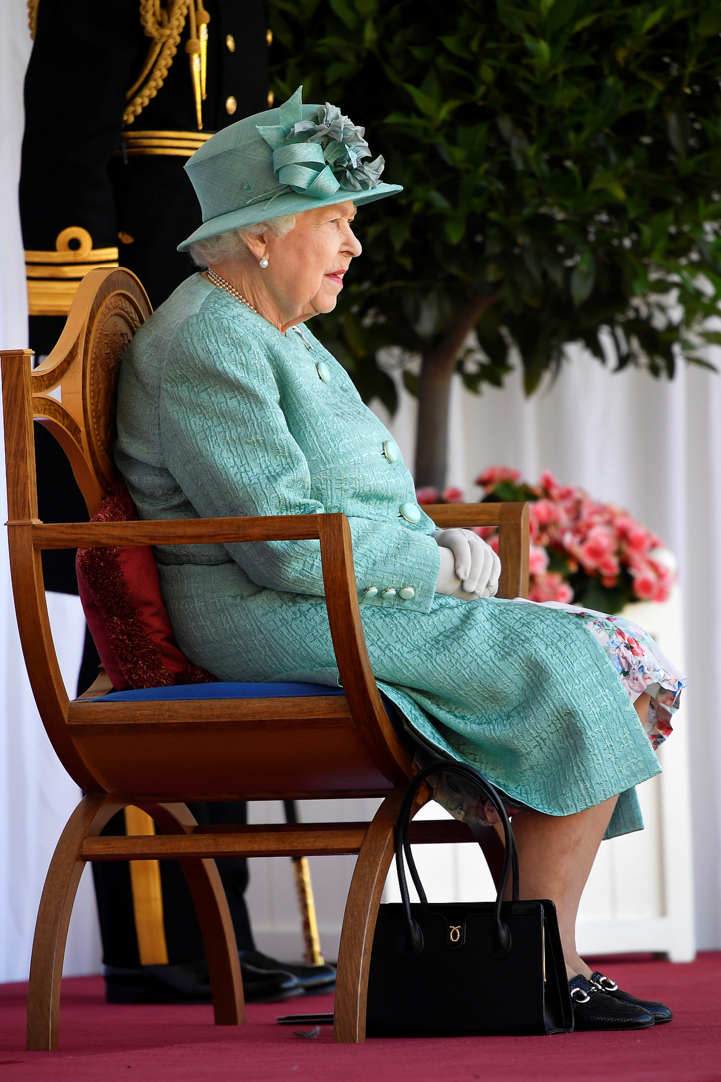 Queen_bekijkt_parade.jpg