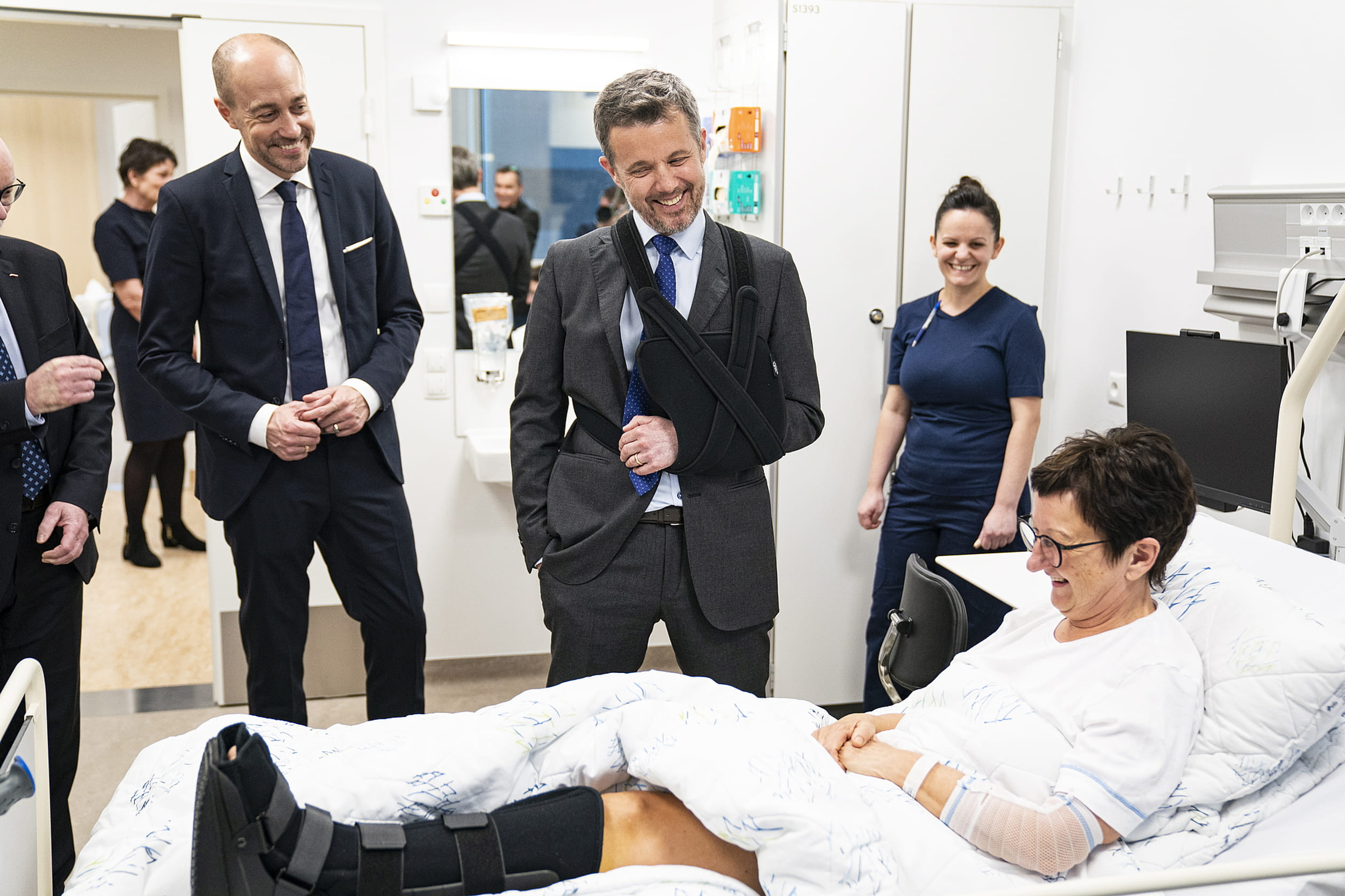 Frederik spreekt met patiënten in het ziekenhuis.