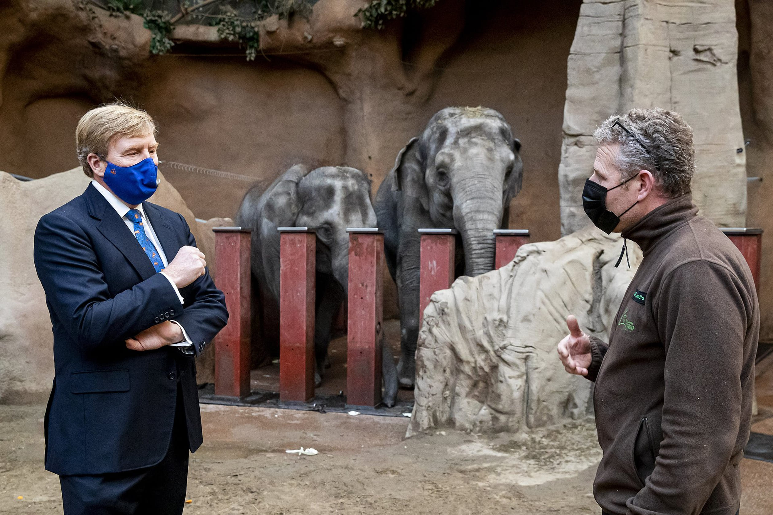Koning_in_gesprek_met_dierenverzorger.jpg