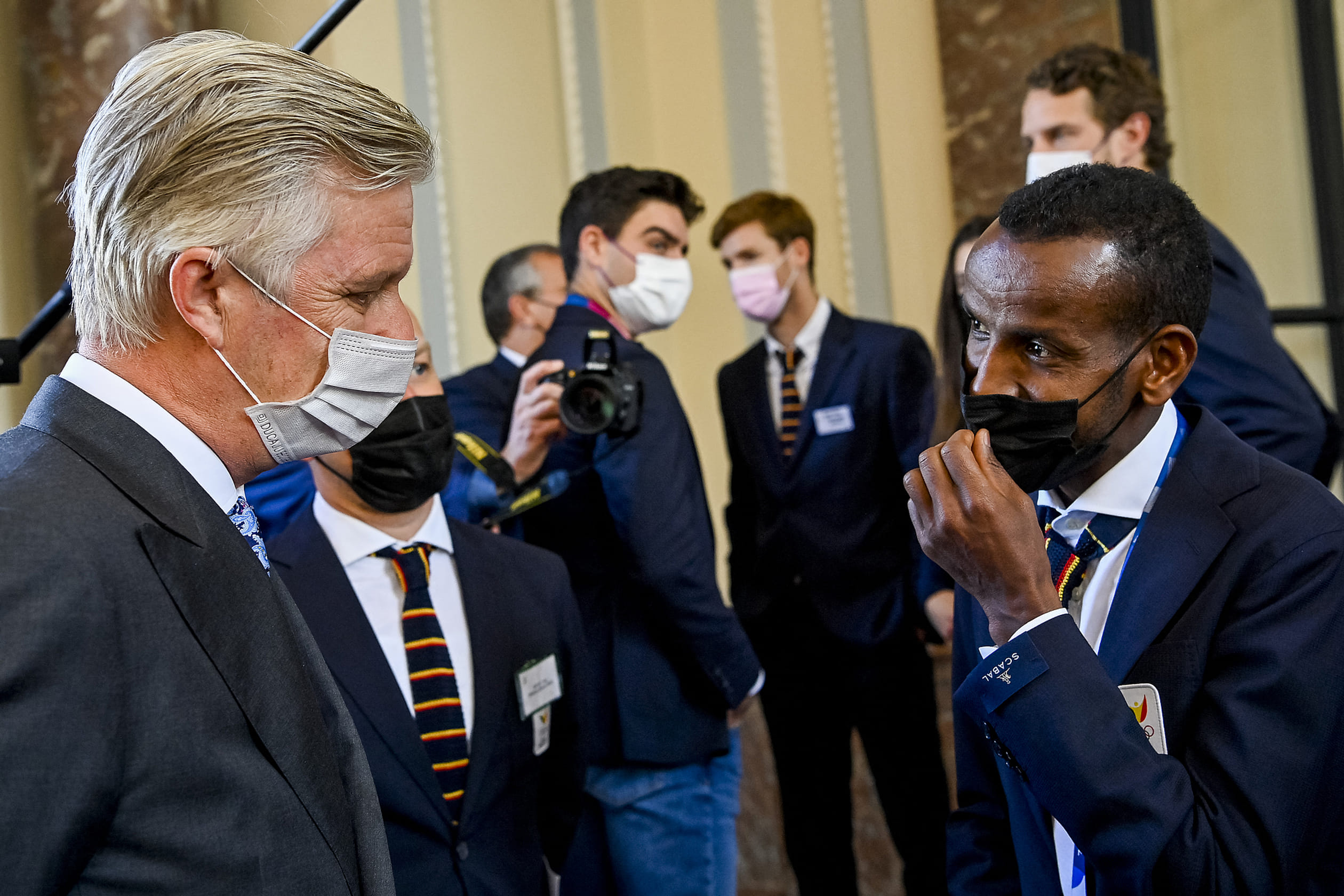 Koning_Filip_in_gesprek_met_atleet.jpg