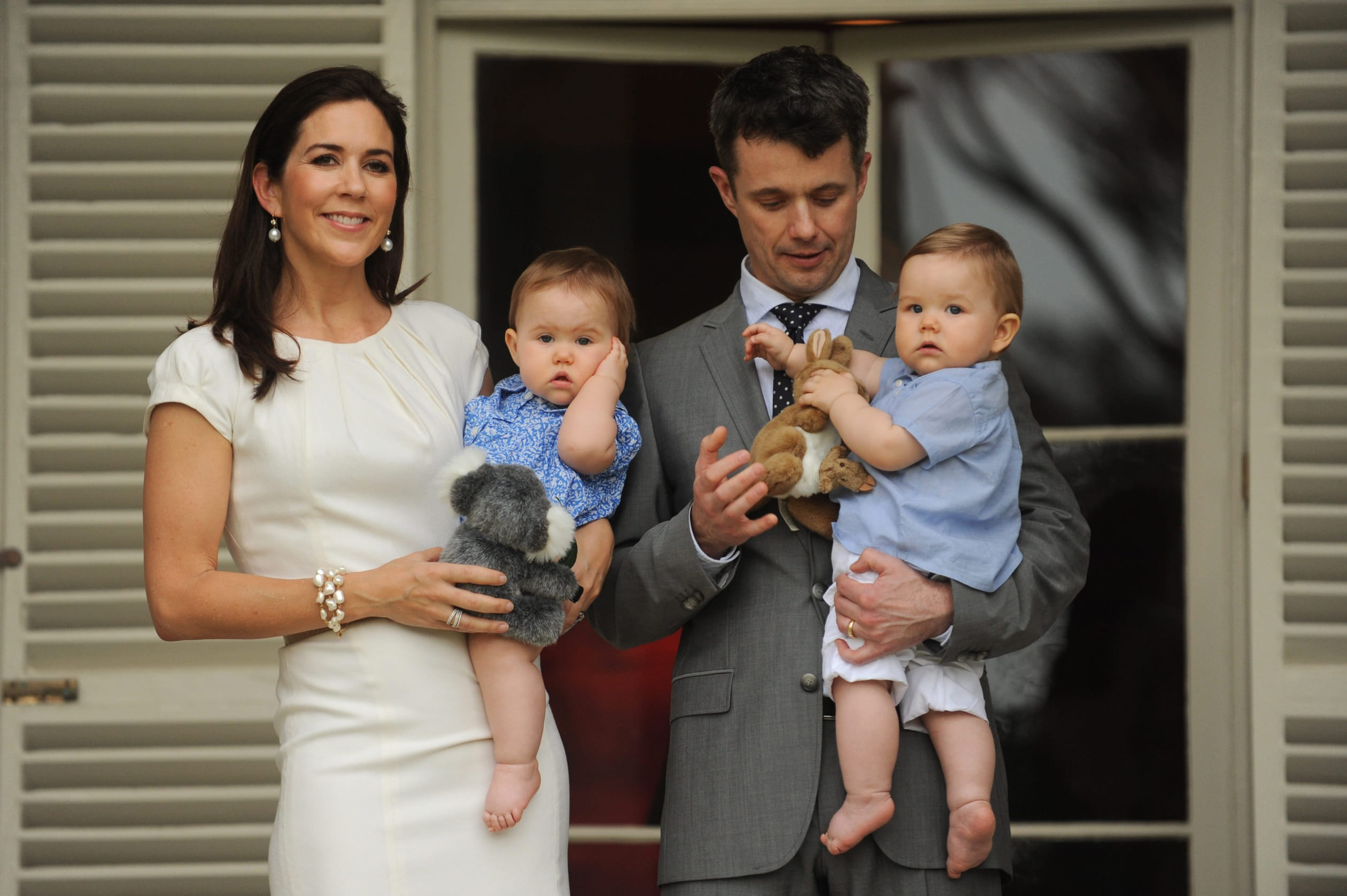 Een fotomomentje met de tien maanden oude tweeling Vincent en Josephine bij de officiële residentie
