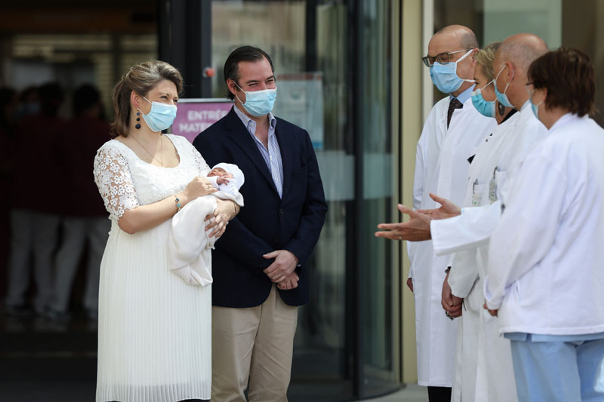 Stephanie_en_baby_Charles_verlaten_ziekenhuis_2.jpg
