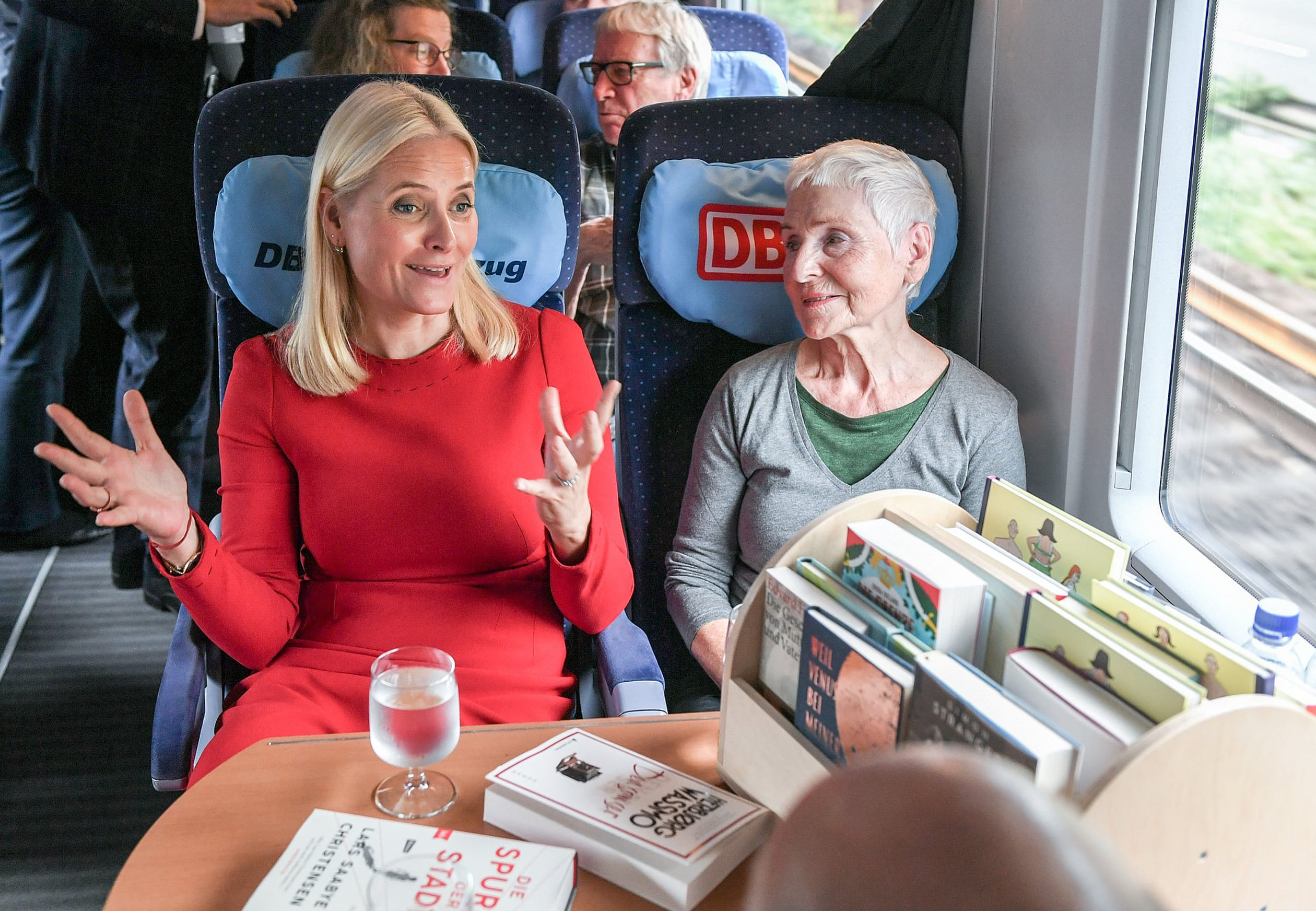 2019: Mette Marit organiseert jaarlijks de 'literatuurtrein'. in 2019 trok die van Zweden naar