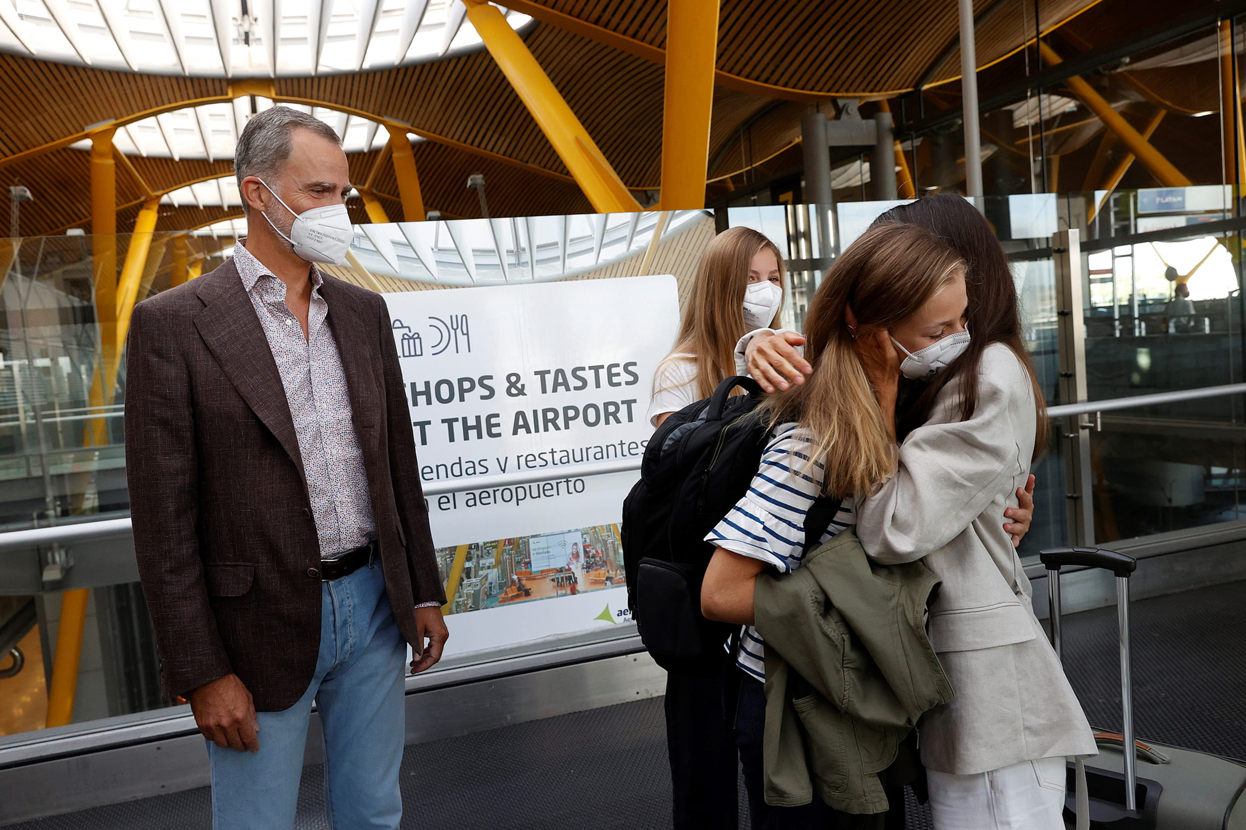 Leonor neemt afscheid van haar ouders en zusje op het vliegveld.