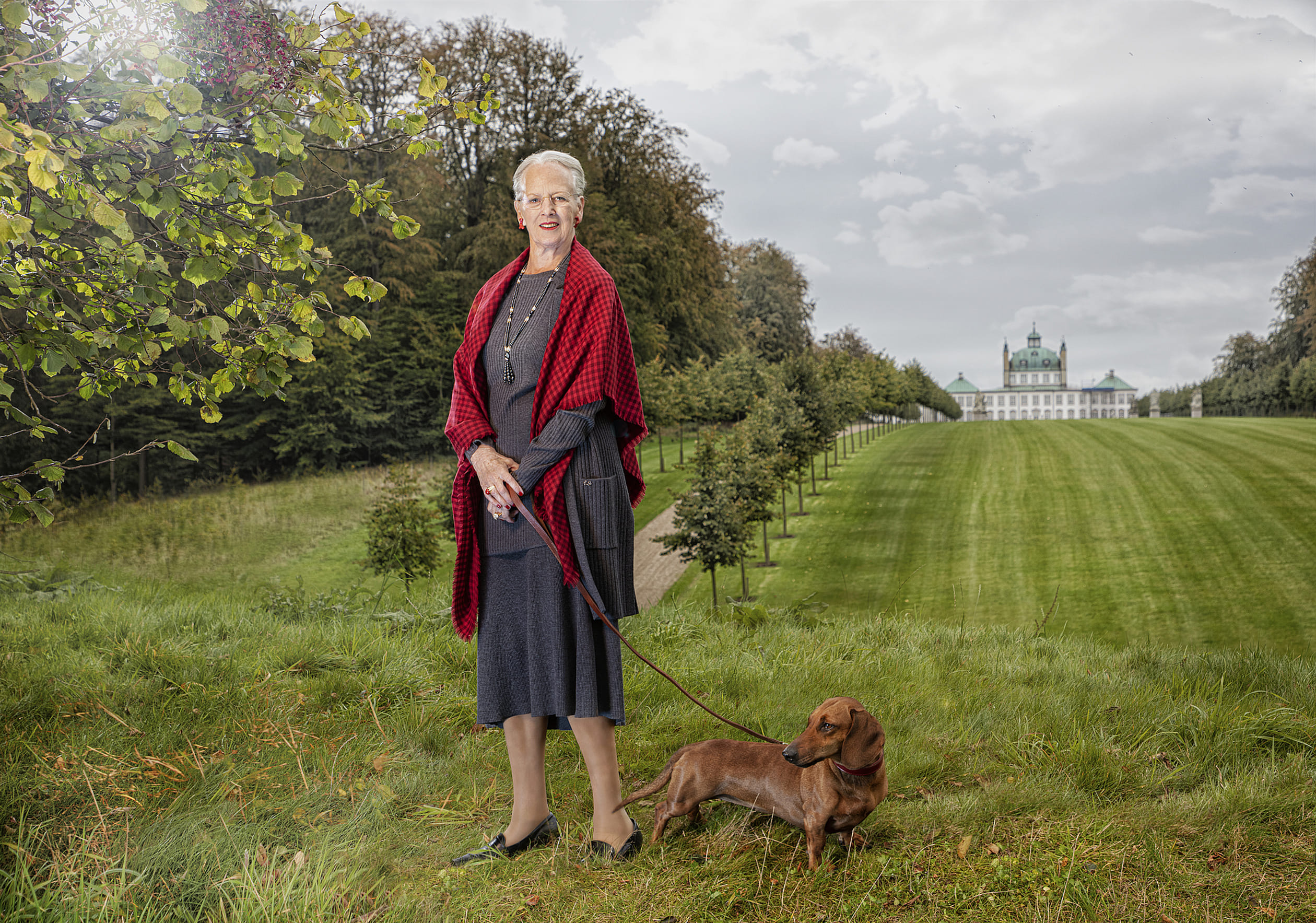 Koningin_Margrethe_met_teckel.jpg