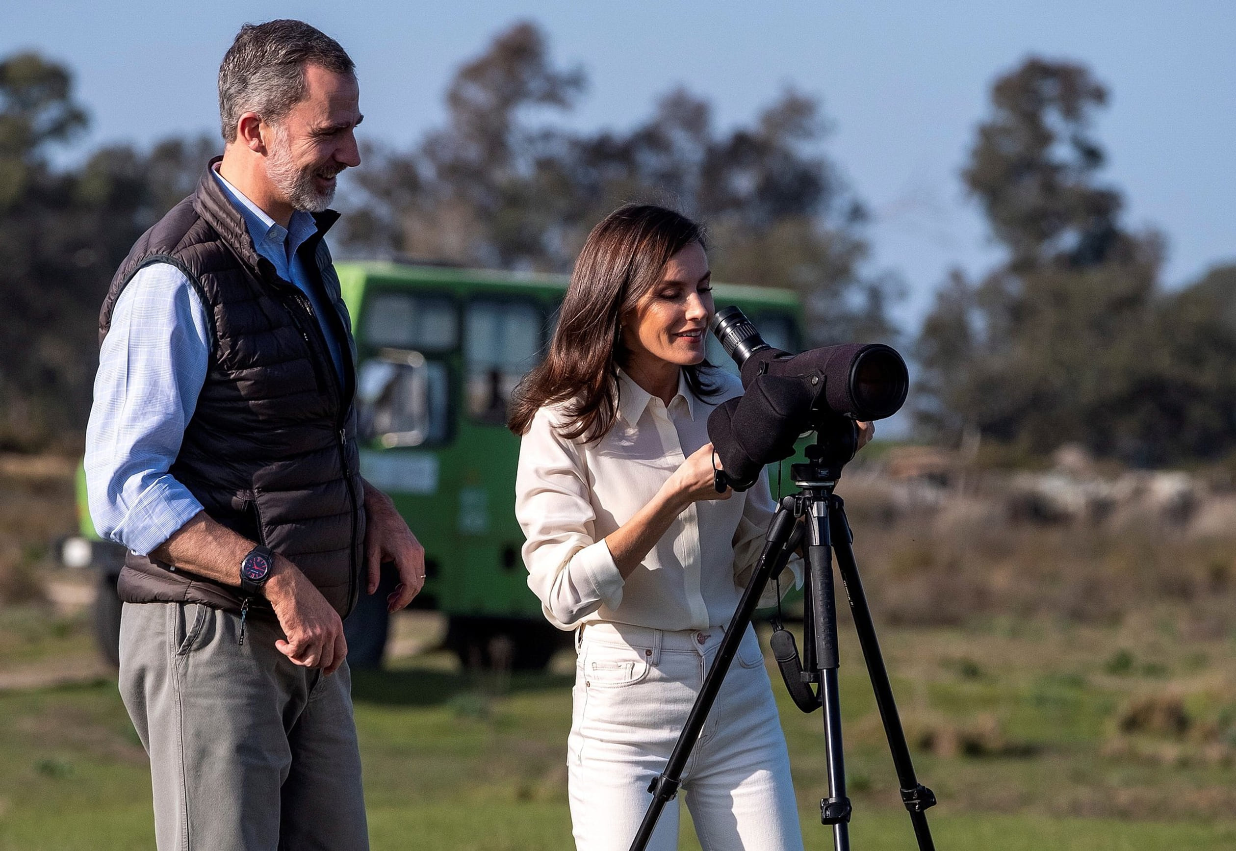 Koningin_Letizia_en_koning_Felipe_telescoop_bezoek_natuurpark.jpg