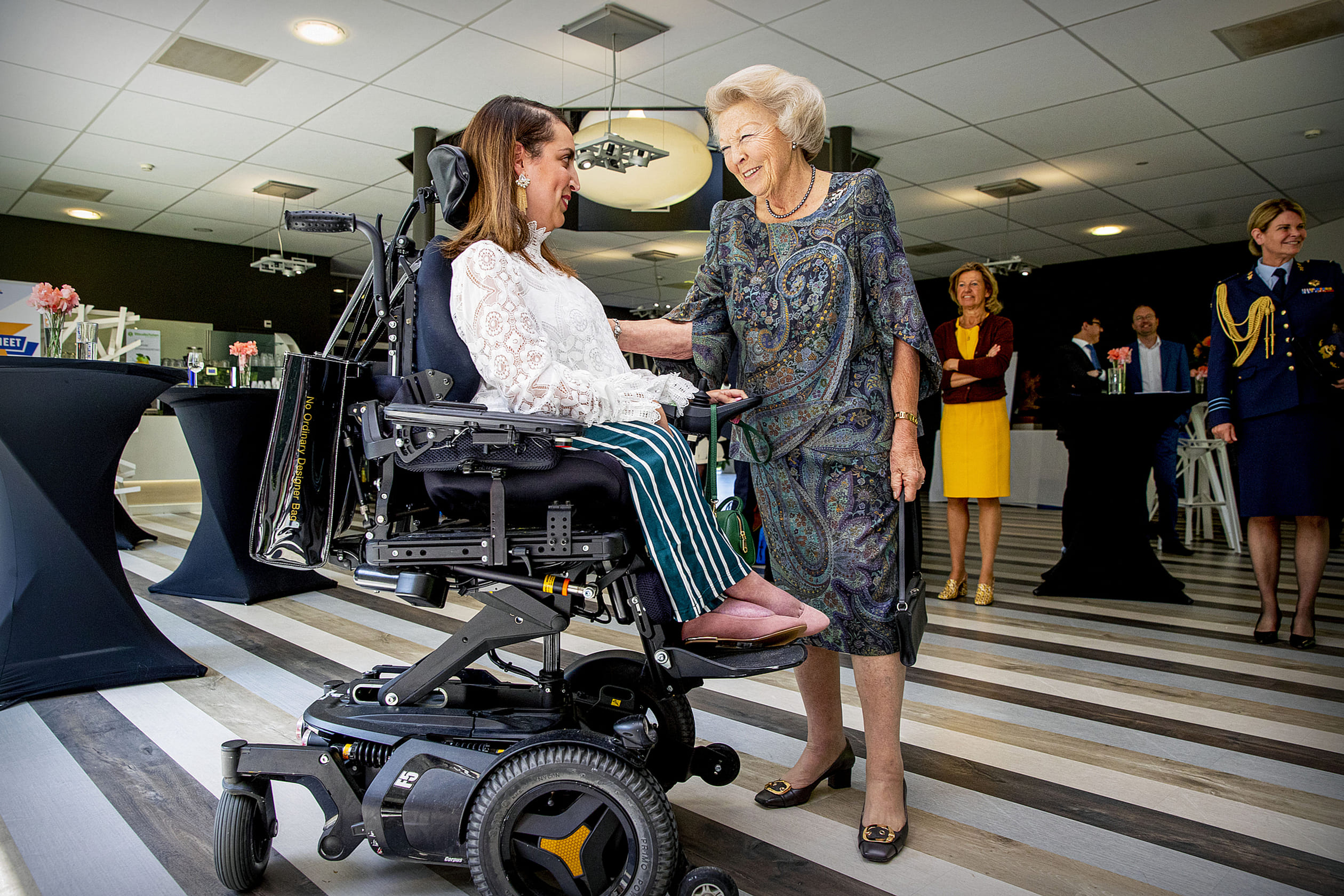 Voorafgaand aan een evenement van het Prinses Beatrix Spierfonds spreekt Beatrix met Hayat Afkyr.