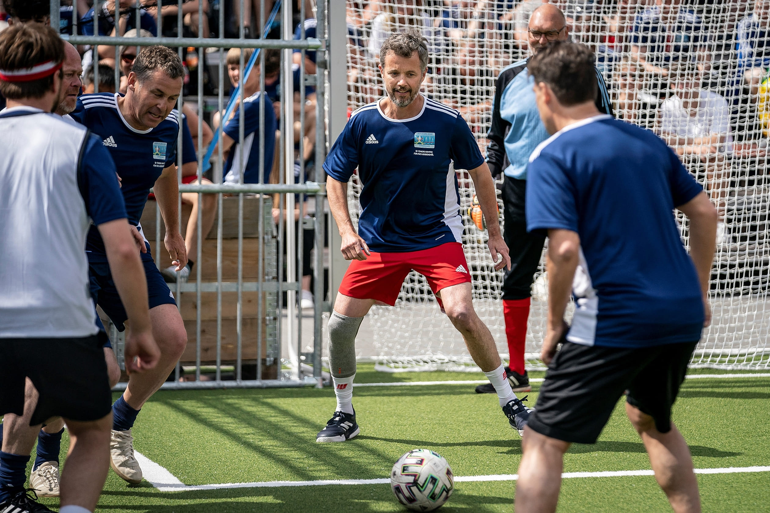 Kroonprins_Frederik_speelt_voetbal.jpg