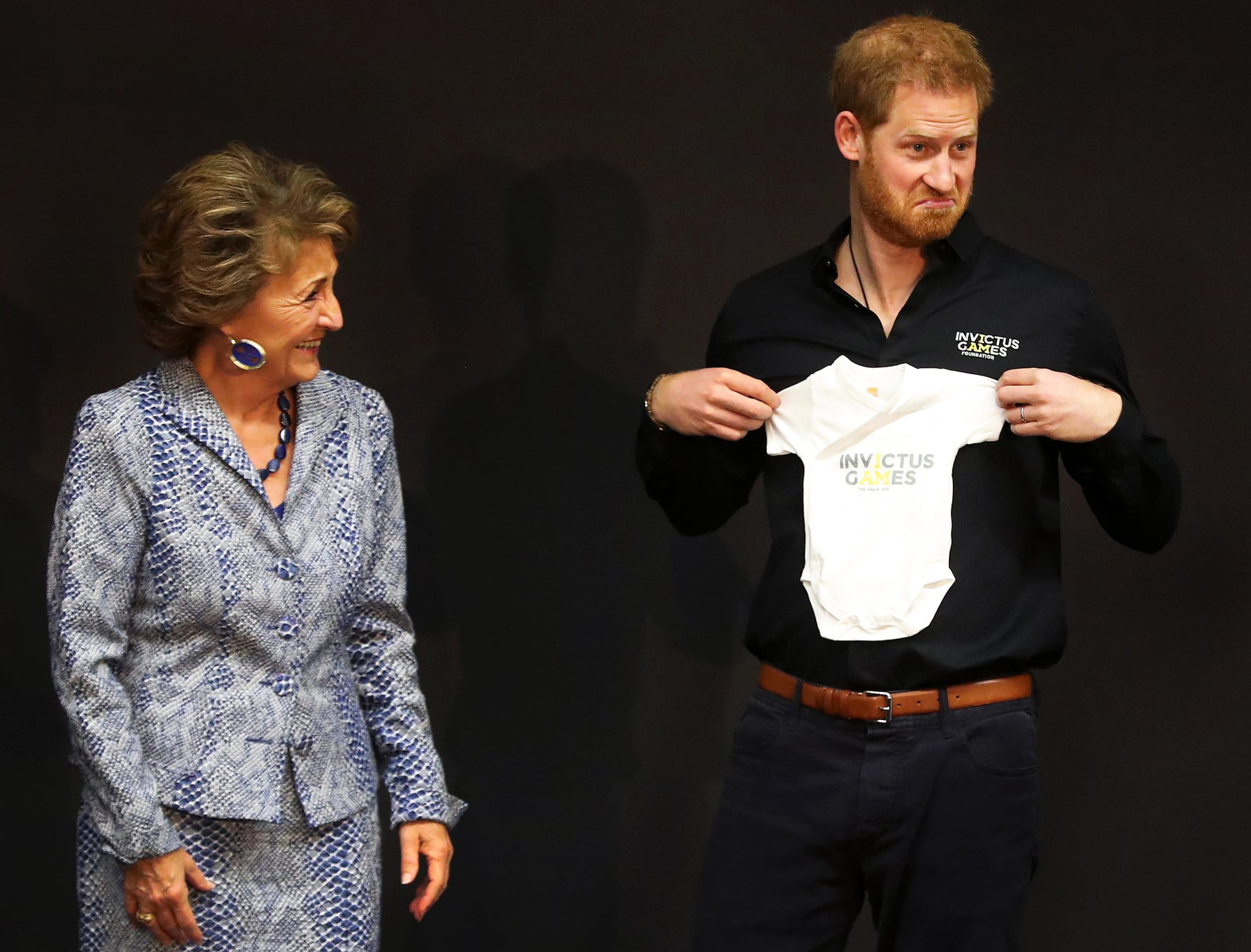 Prinses_Margriet_en_prins_Harry_rompertje.jpg