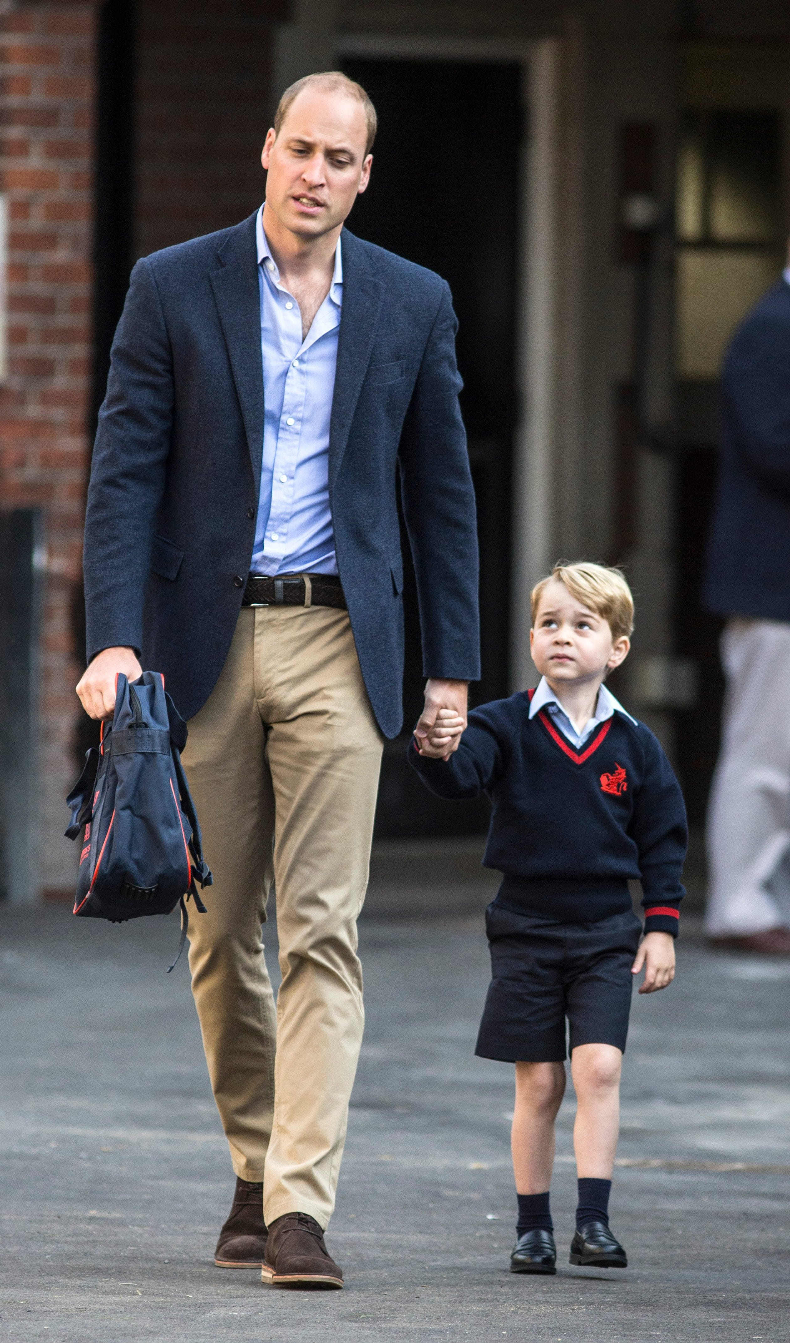 De eerste schooldag is spannend voor prins George. Gelukkig is papa William daar om hem te helpen.