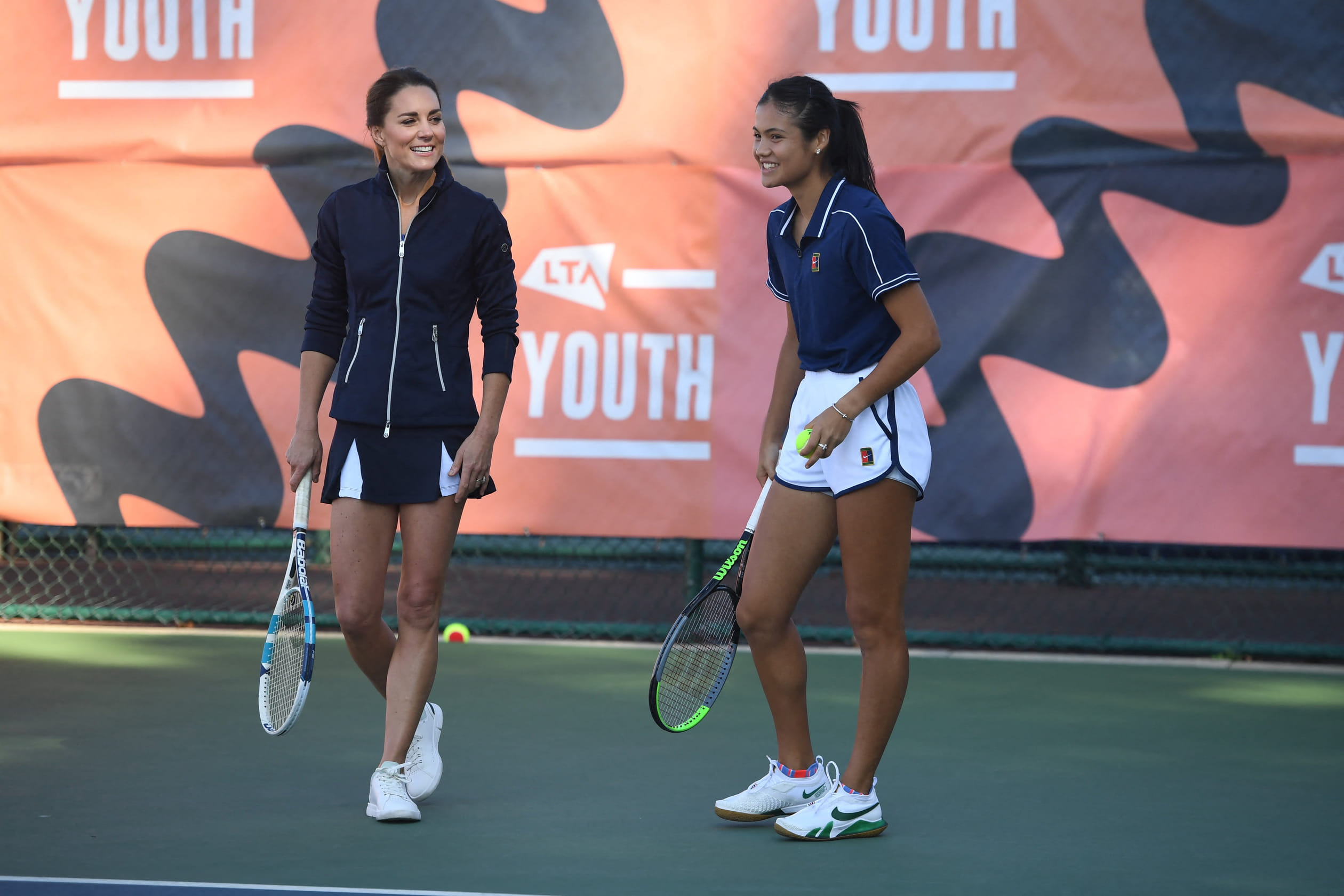 Catherine_en_Emma_spelen_tennis.jpg