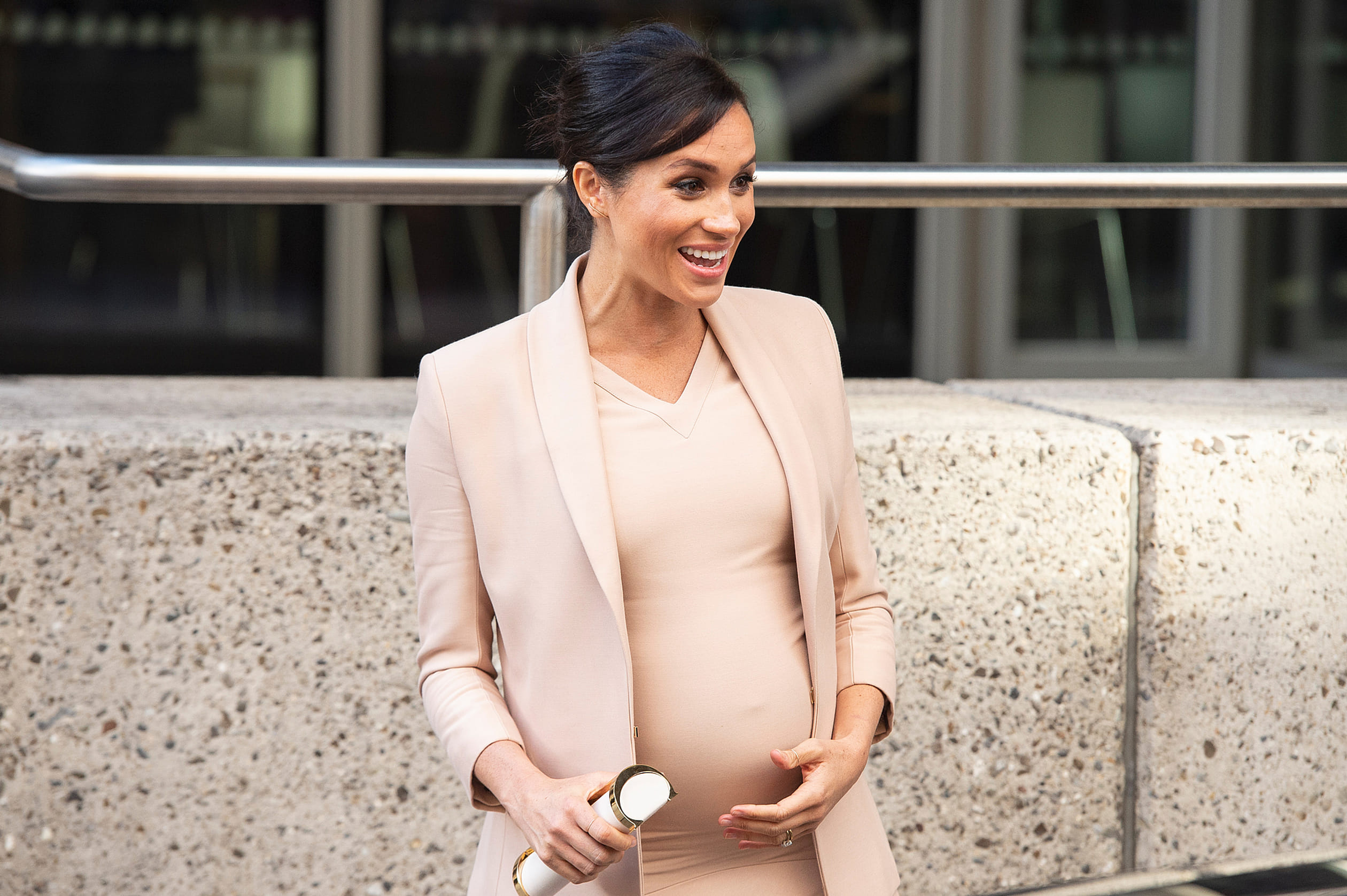Meghan-Hand_op_buik-Zwanger.jpg