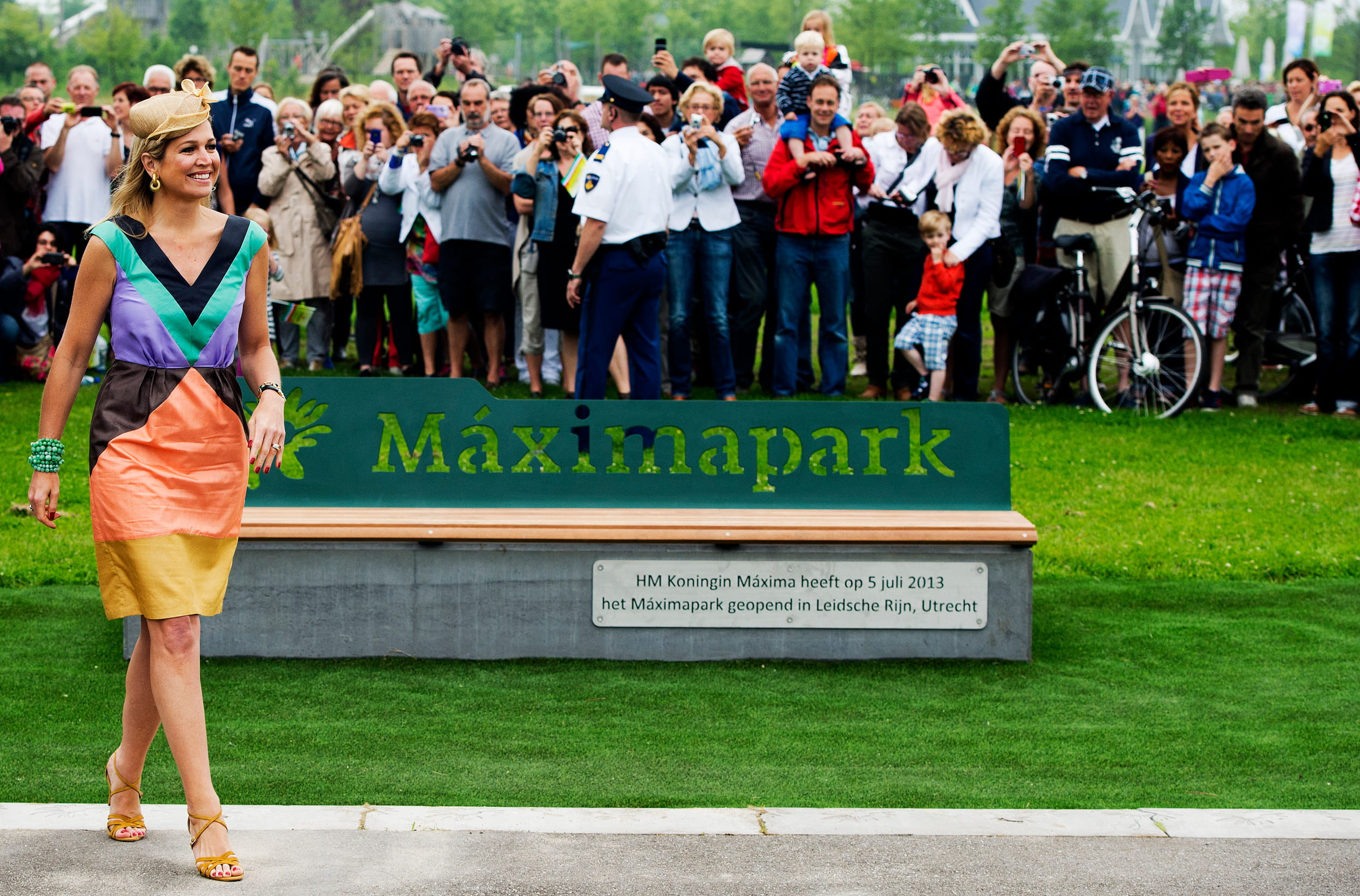 Een heel kleurrijke outfit van Máxima bij de opening van het Máximapark in Leidsche Rijn in 2013.