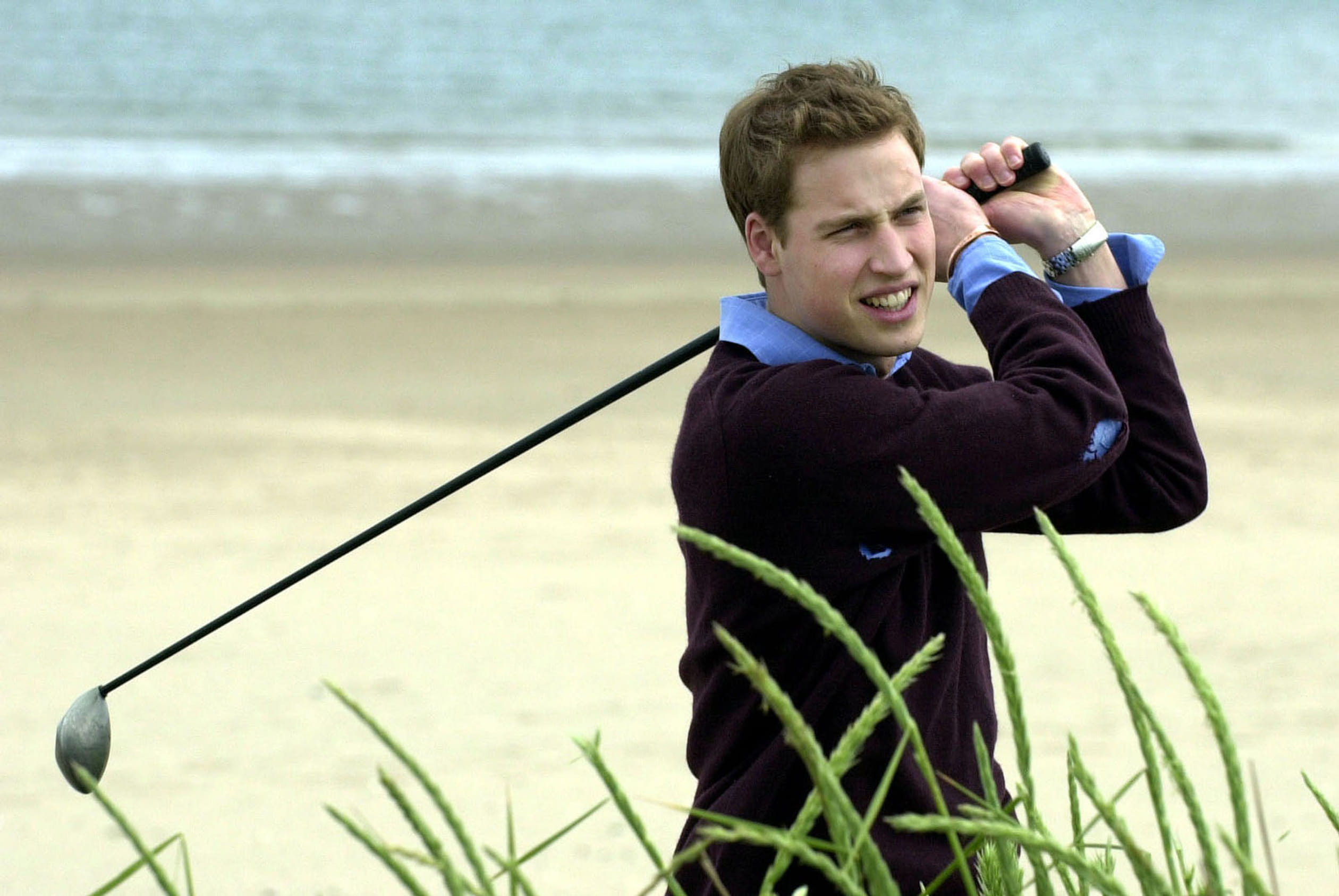 2003: Prins William speelt golf op het strand.