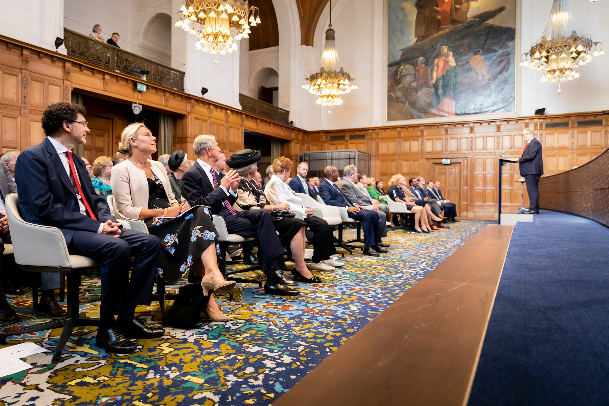 Prinses_Beatrix_zitting_Vredespaleis.jpg