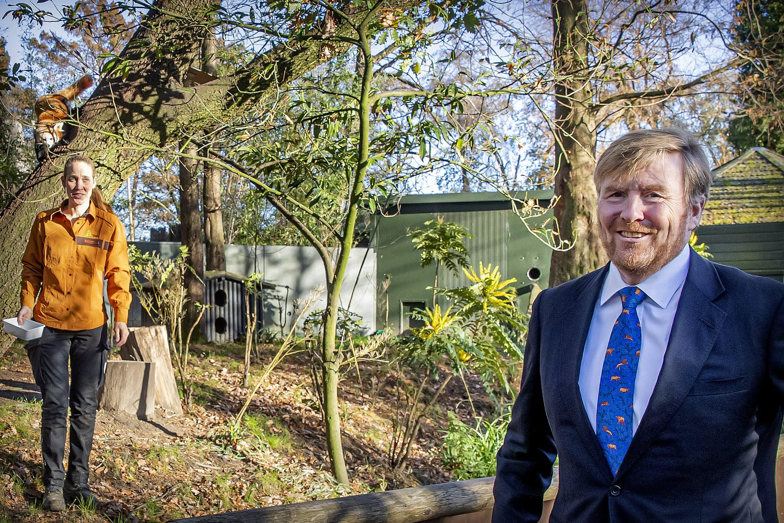 De koning had voor zijn bezoek een passende stropdas gestrikt.