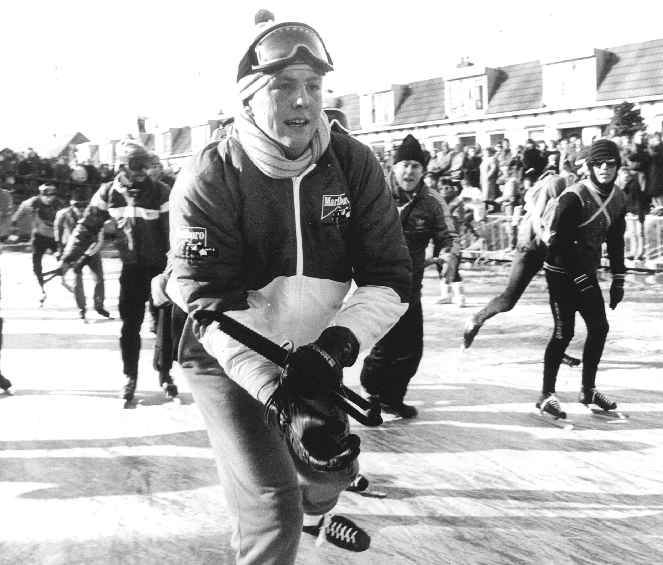 1986: Willem-Alexander nam deel aan de Elfstedentocht onder de naam W.A. van Buren.