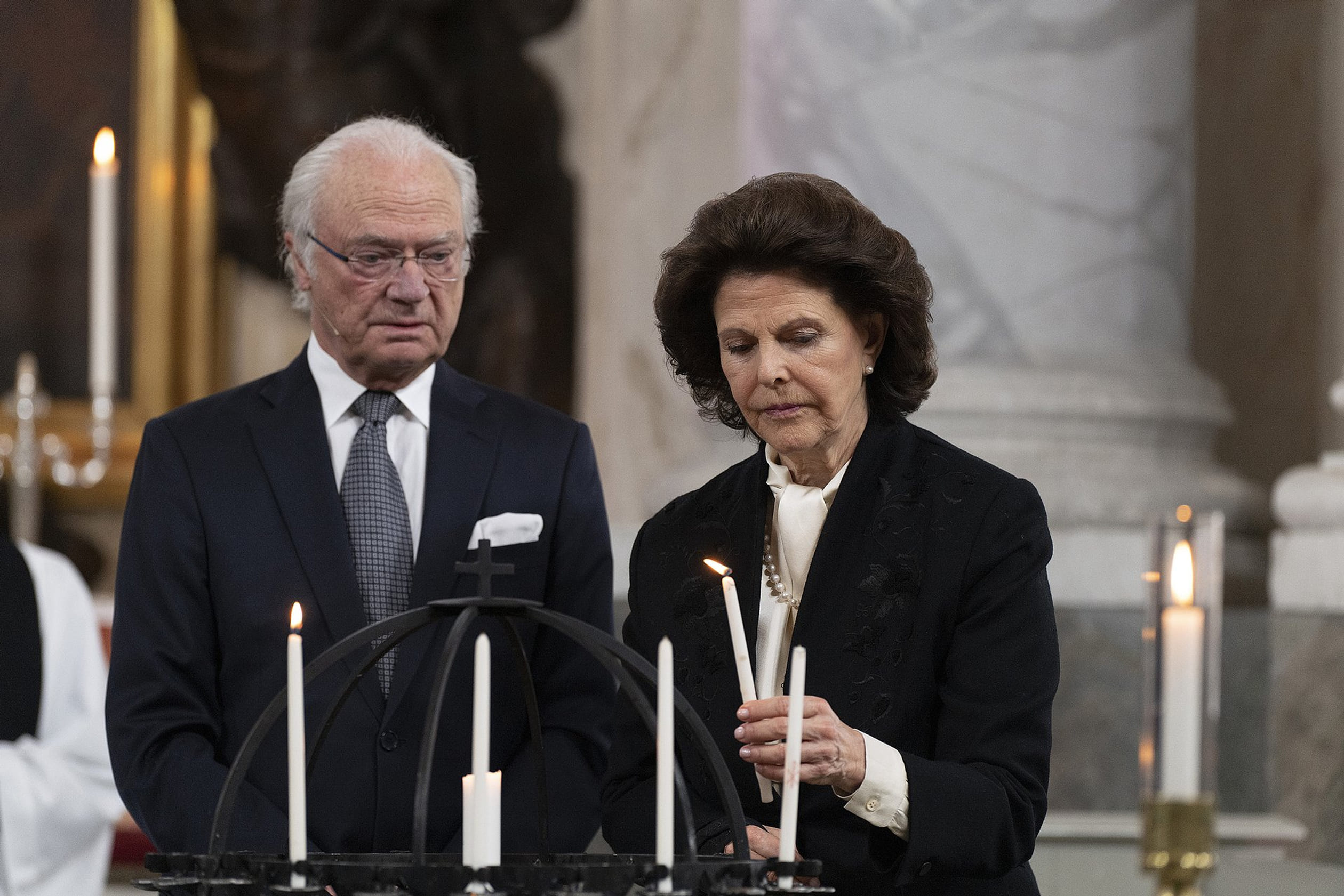Koningin_Silvia_steekt_kaars_aan_voor_coronaslachtoffers.jpg