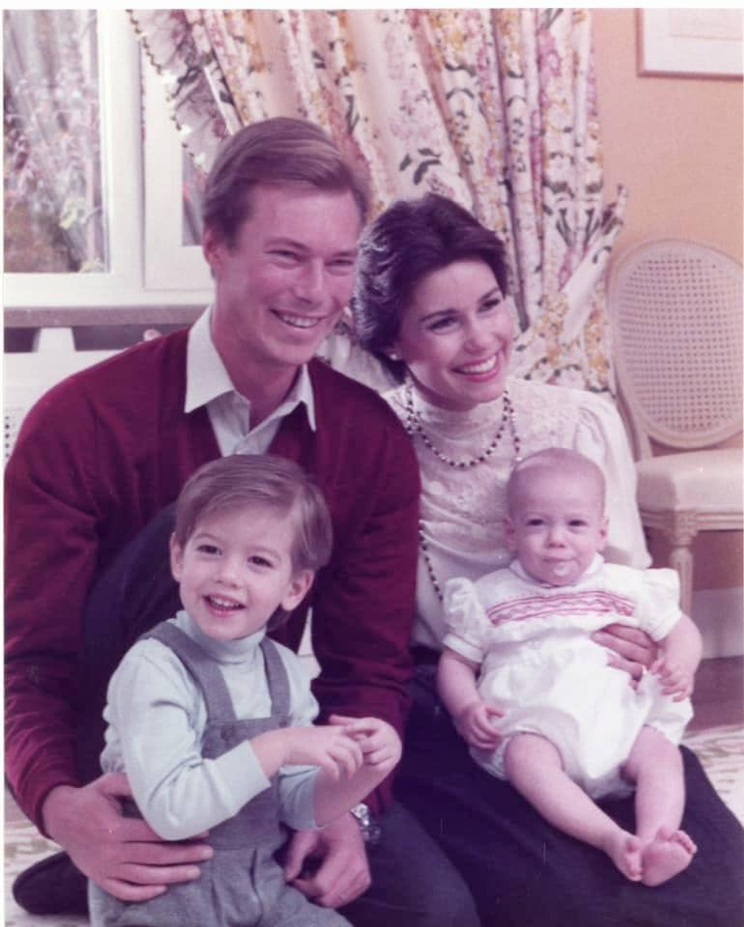 Het groothertogelijk paar met de kleine prinsen Guillaume (links) en Félix in 1984.
