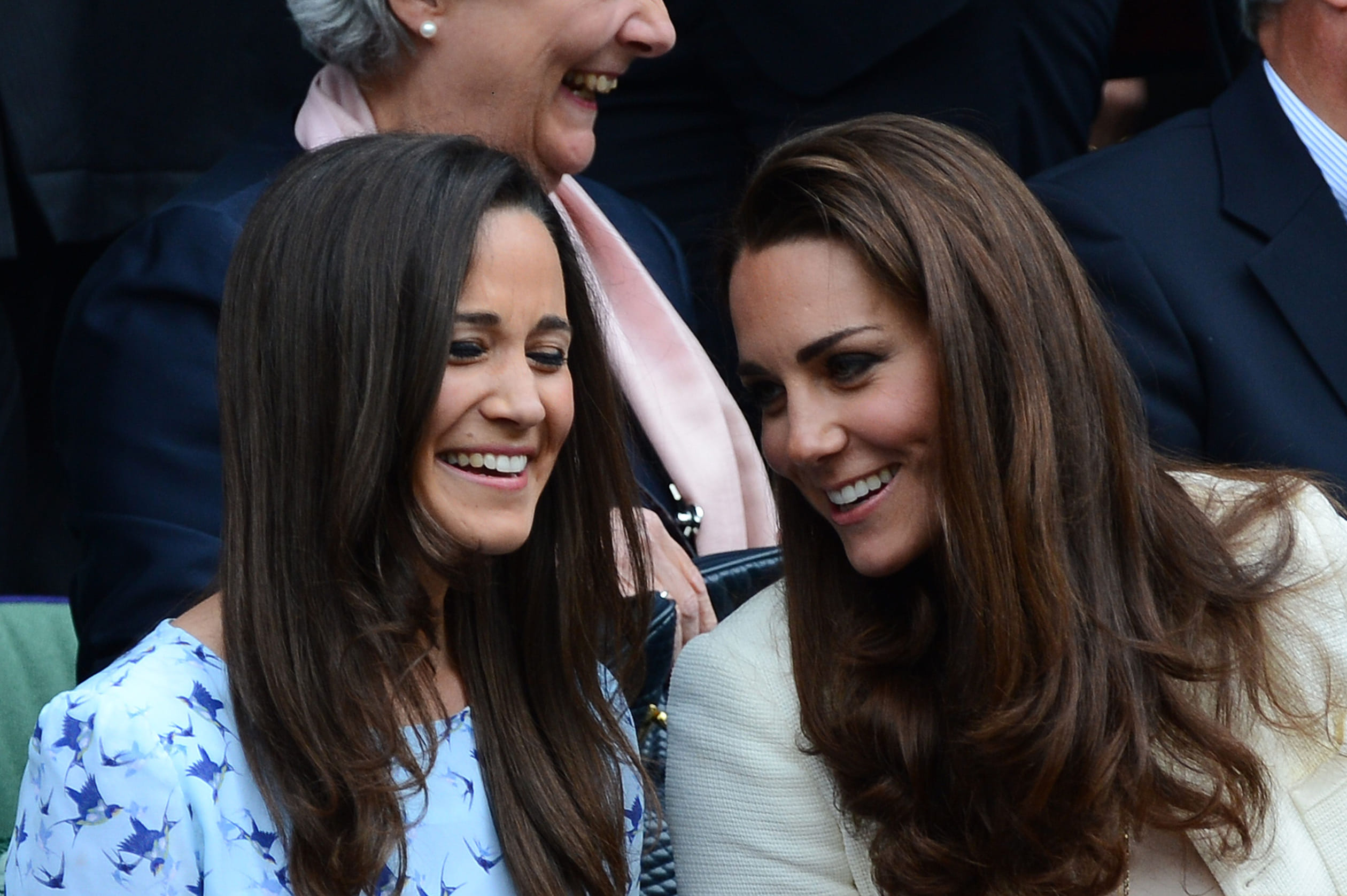 Een onderonsje met zusje Pippa, die ook regelmatig op de tribune van Wimbledon te vinden is.