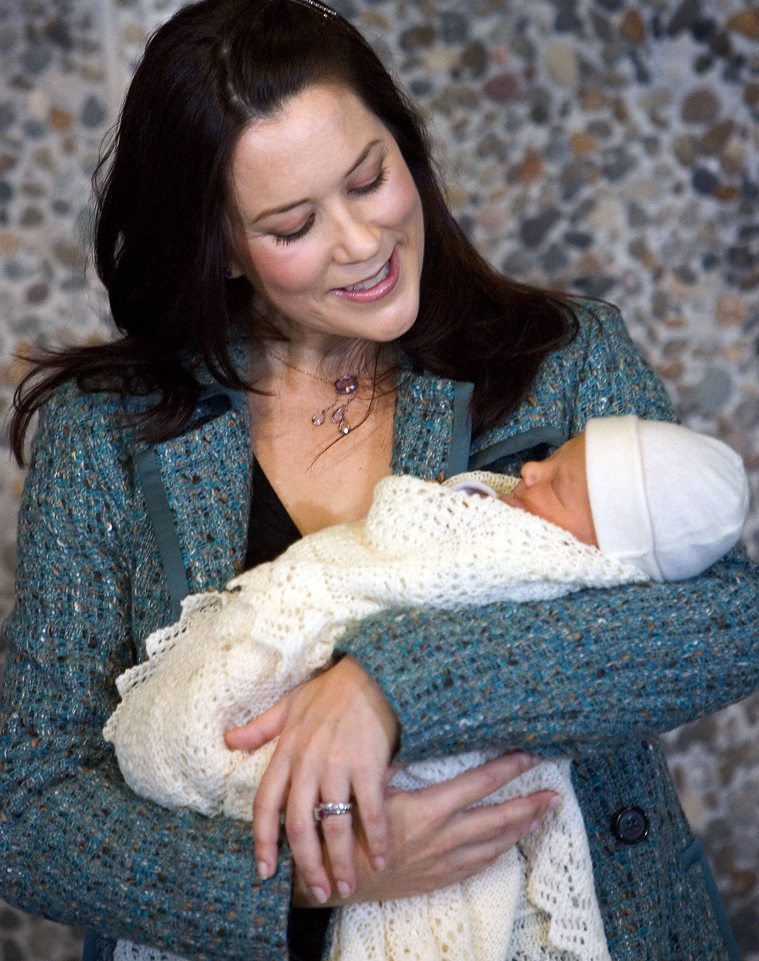 Naar het voorstellen van haar zoon Christian, droeg prinses Mary dit blauwe wollen jasje. En ook het