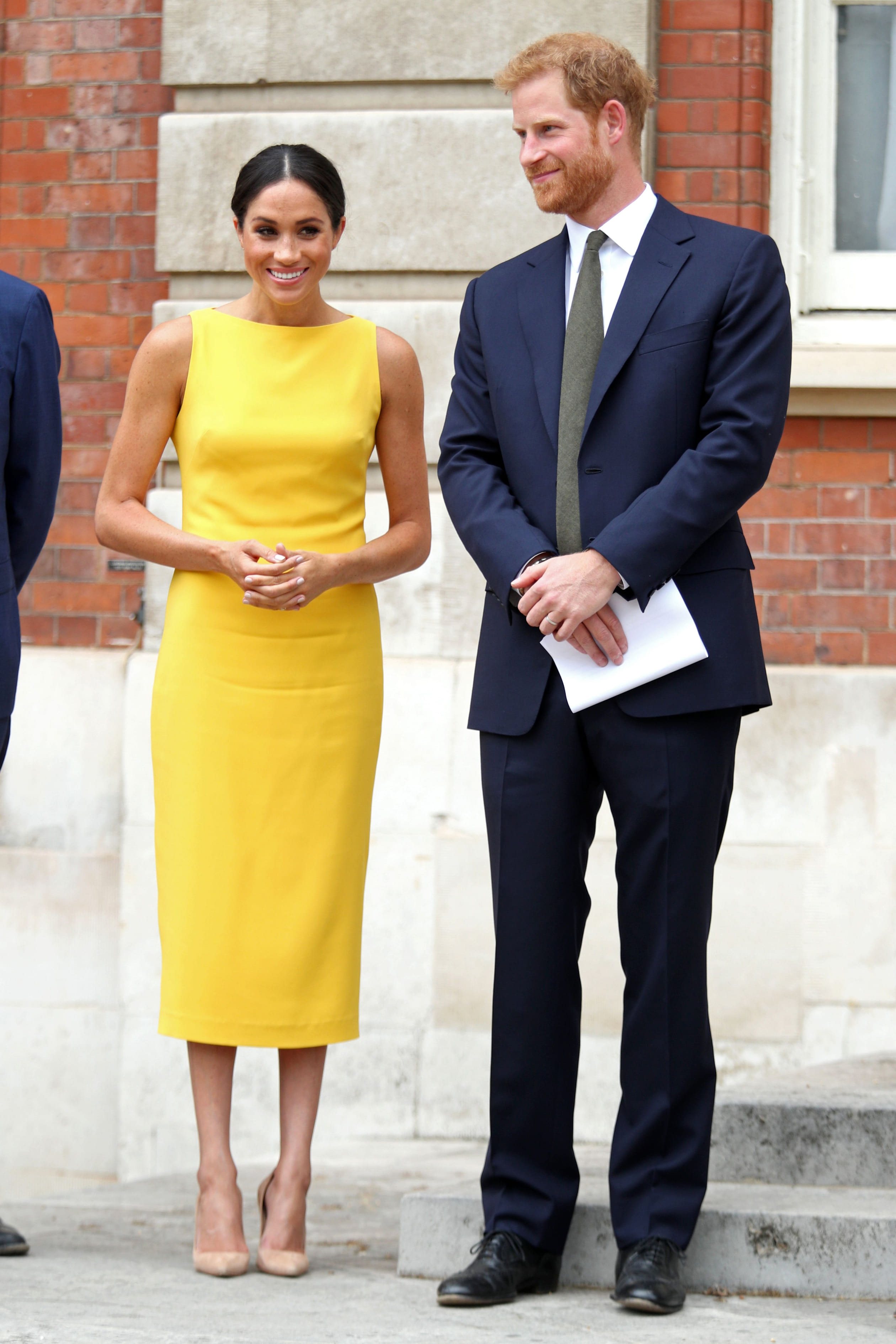 Meghan zoals we haar kennen: strak en simpel gestyled in alle kleuren die je maar kan bedenken. Ook