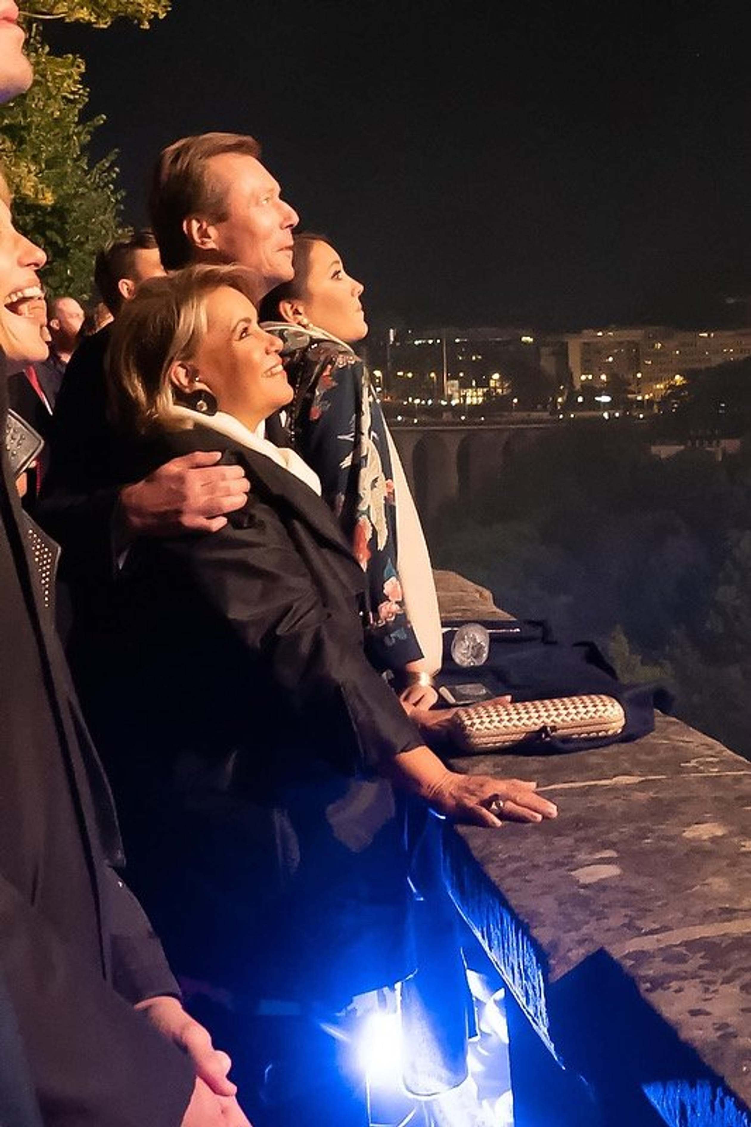 Groothertog Henri en zijn vrouw Maria Teresa genieten van vuurwerkshow