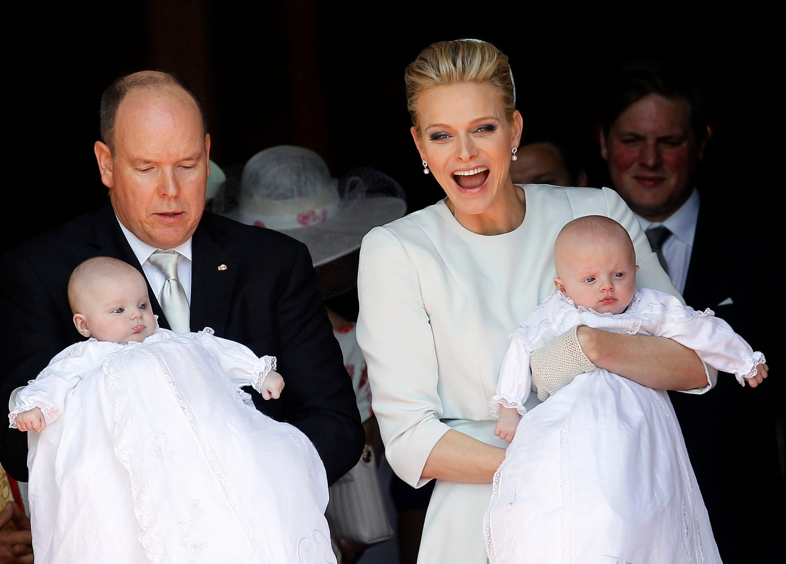 Het vorstenpaar met hun tweeling na de doopceremonie in de kathedraal van Monaco (2015).
